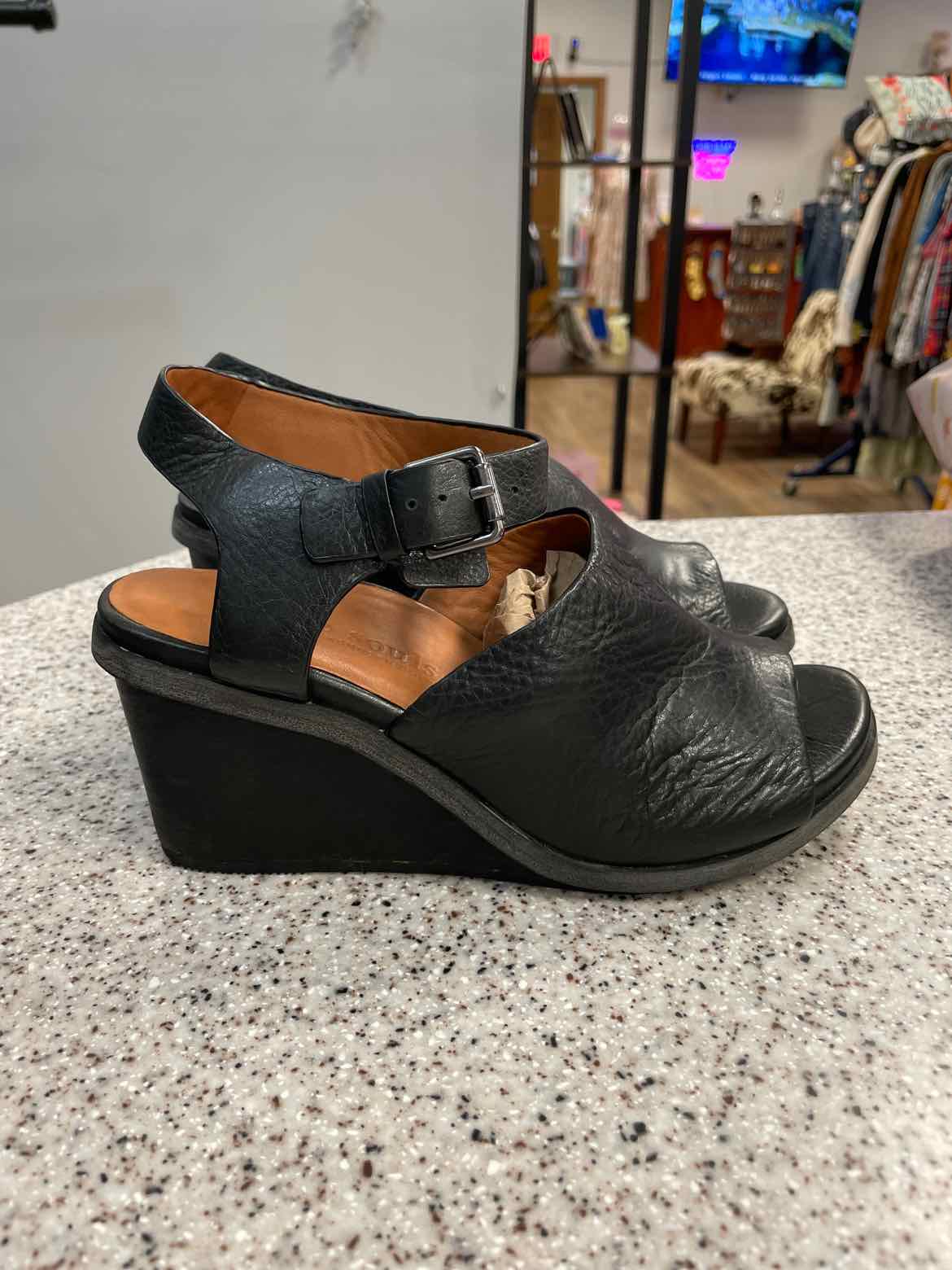 Gentle Souls by Kenneth Cole Size 8 Black sandal