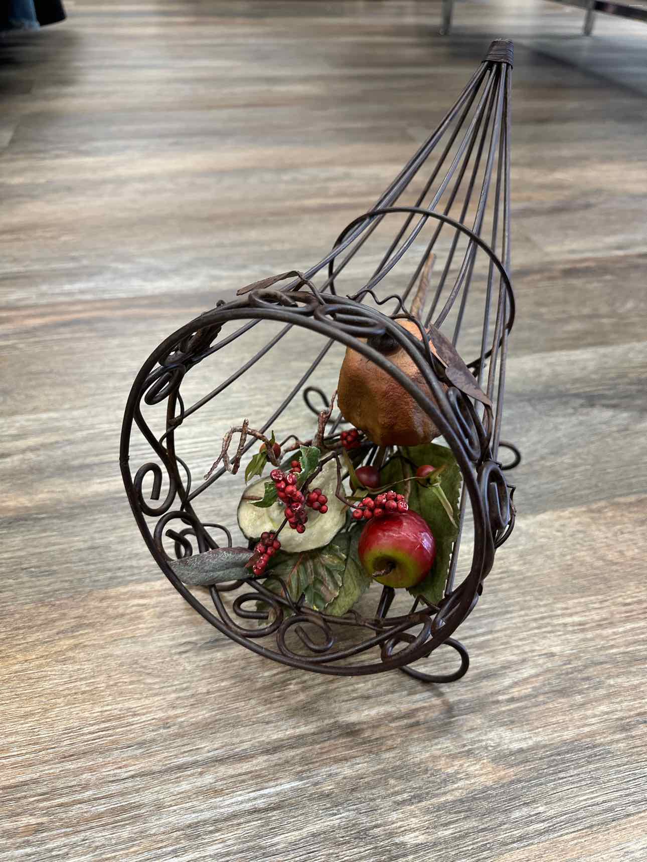 Metal Wire Cornucopia Basket with Fruit Decoration Table Home Decor