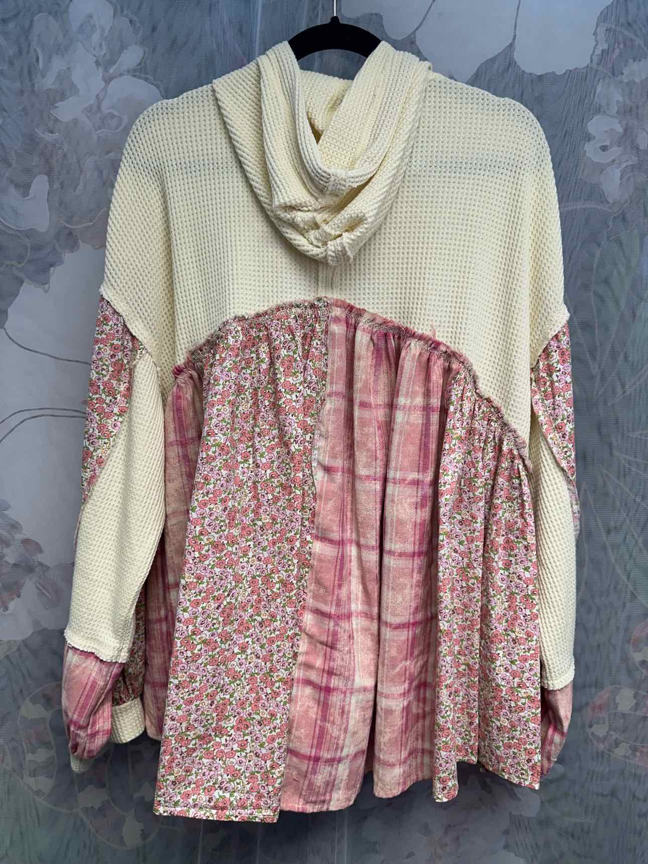 Blue Velvet Size Large Cream/Pink sweat shirt
