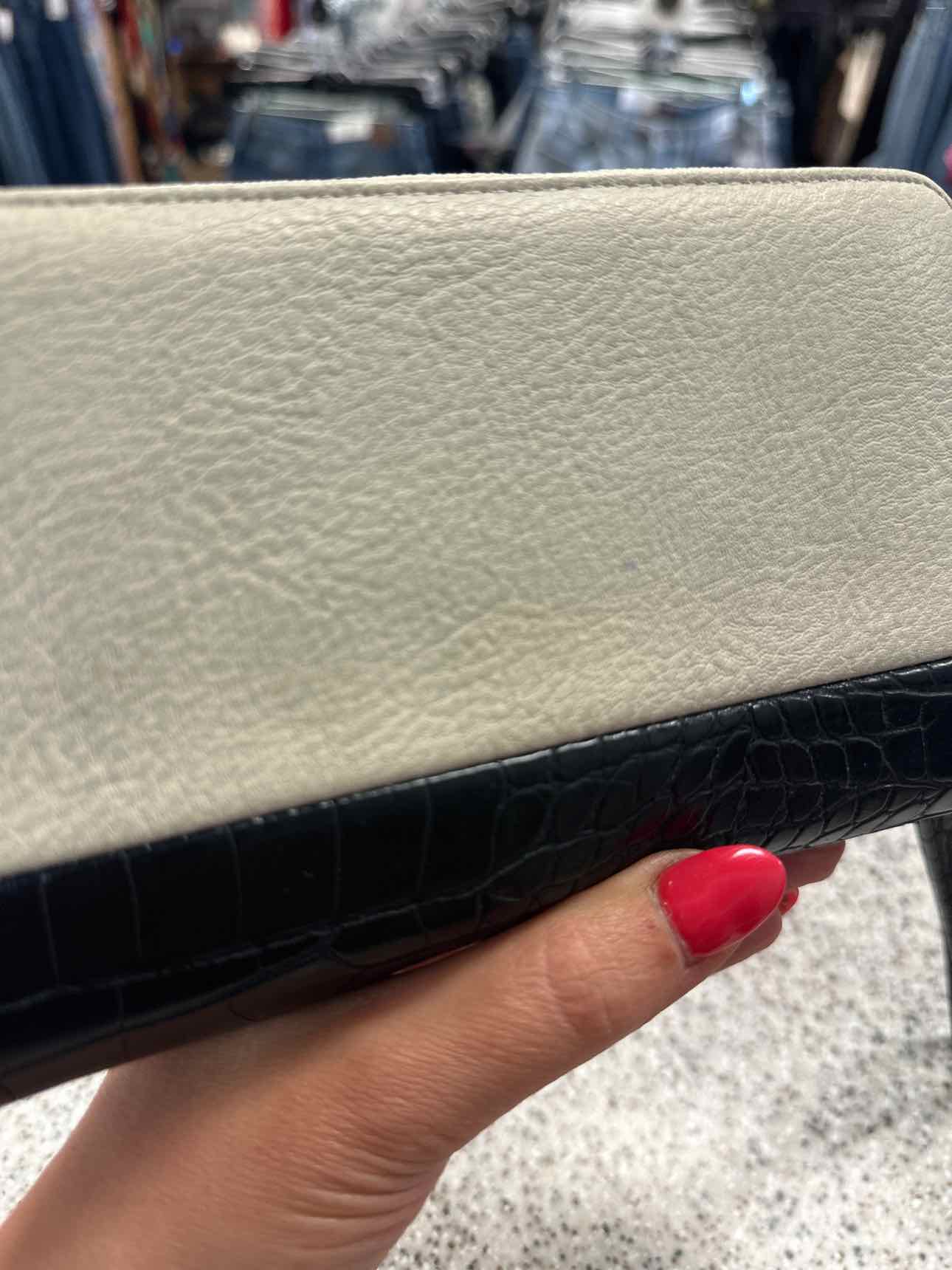 Steve Madden Size Small Tan and Black Long Zippy Wristlet Wallet