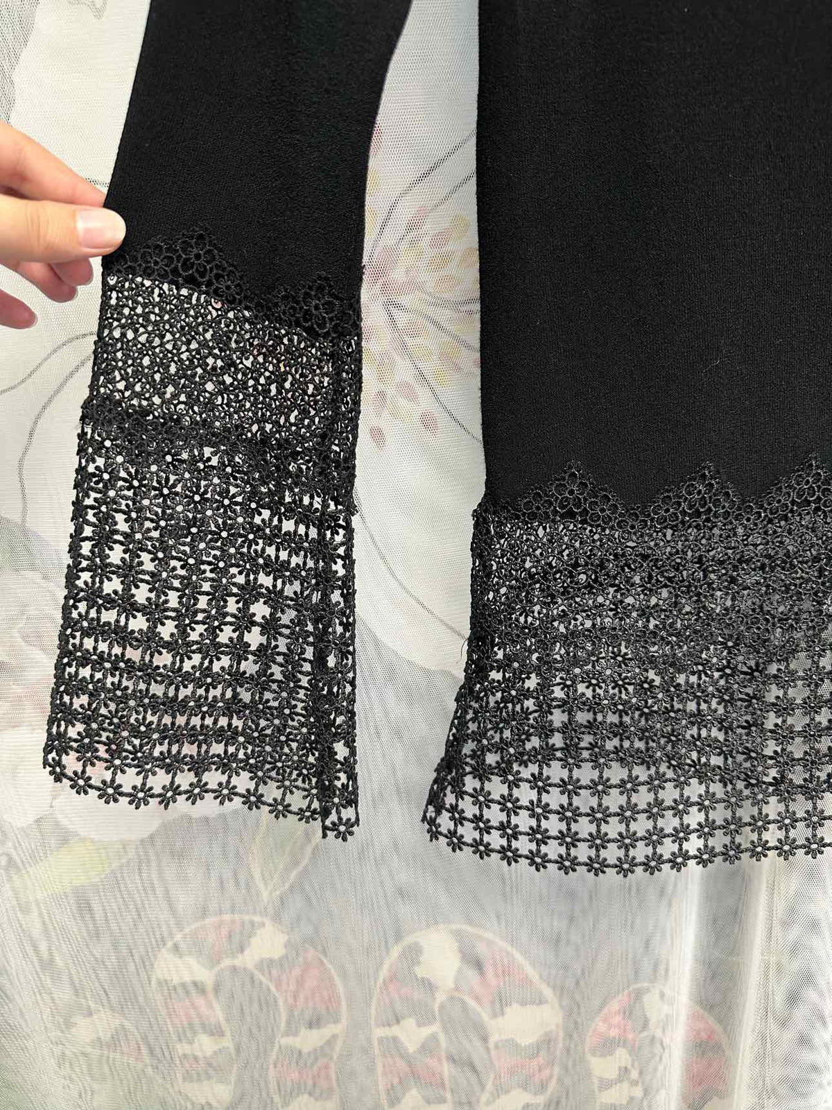 Elie Tahari Crochet Lace Flowy Long Sleeve Wide Neck Size XS Black Top