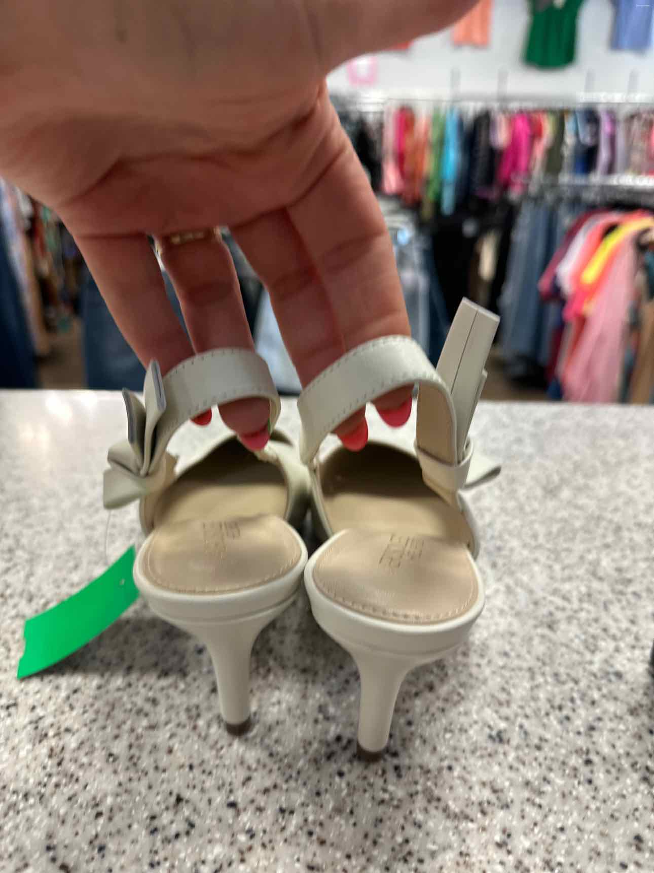 Aerosoles Size 9.5 Off White Leather kitten heel pointed toe Bow Sandals NEW