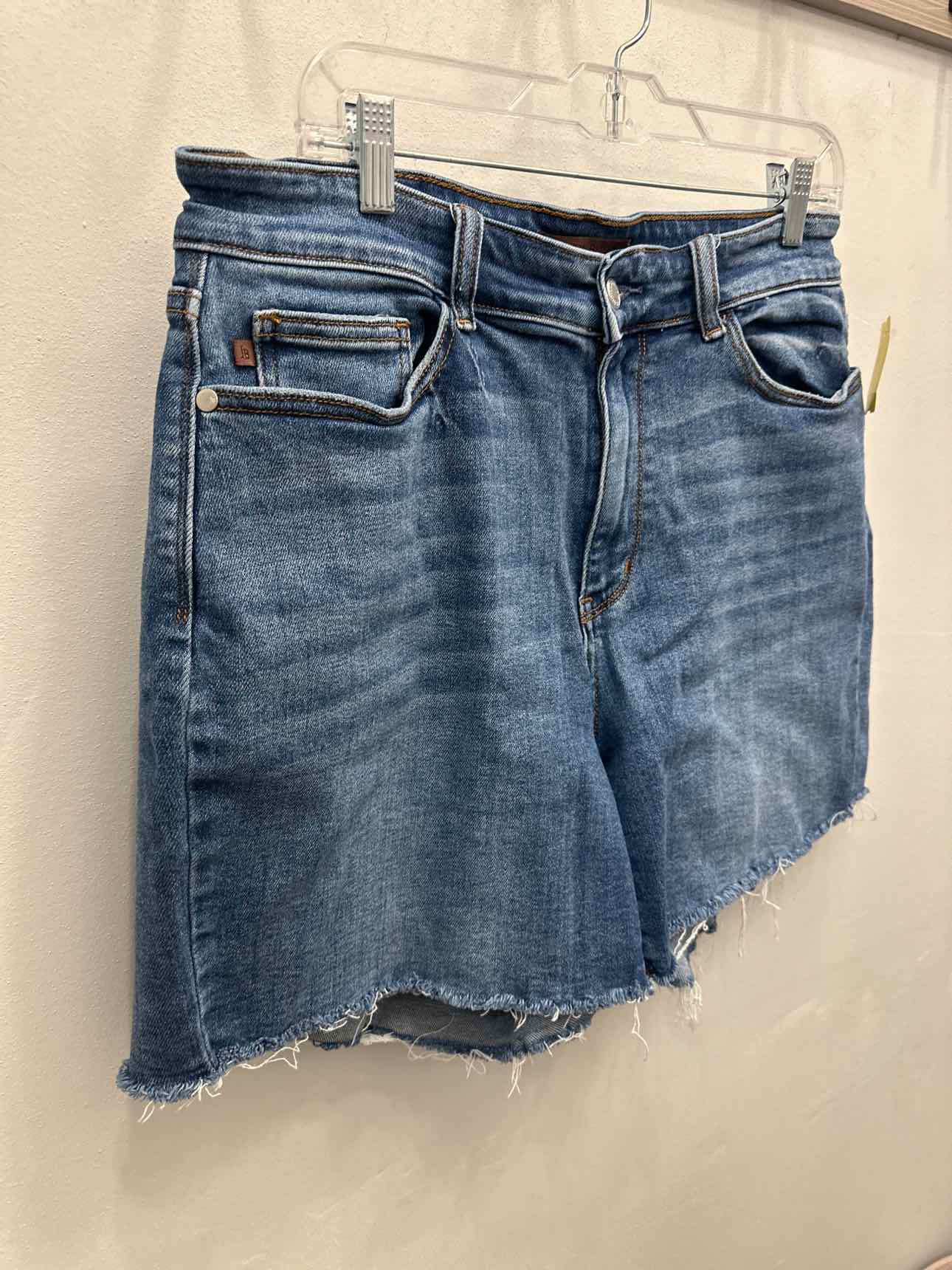 Judy Blue Size 1XL Medium Wash Shorts (Consignment)