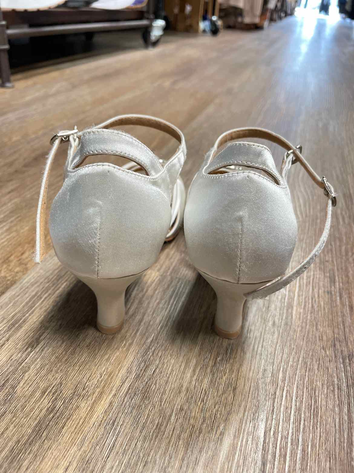 Very Fine Size 8.5 White Shoes