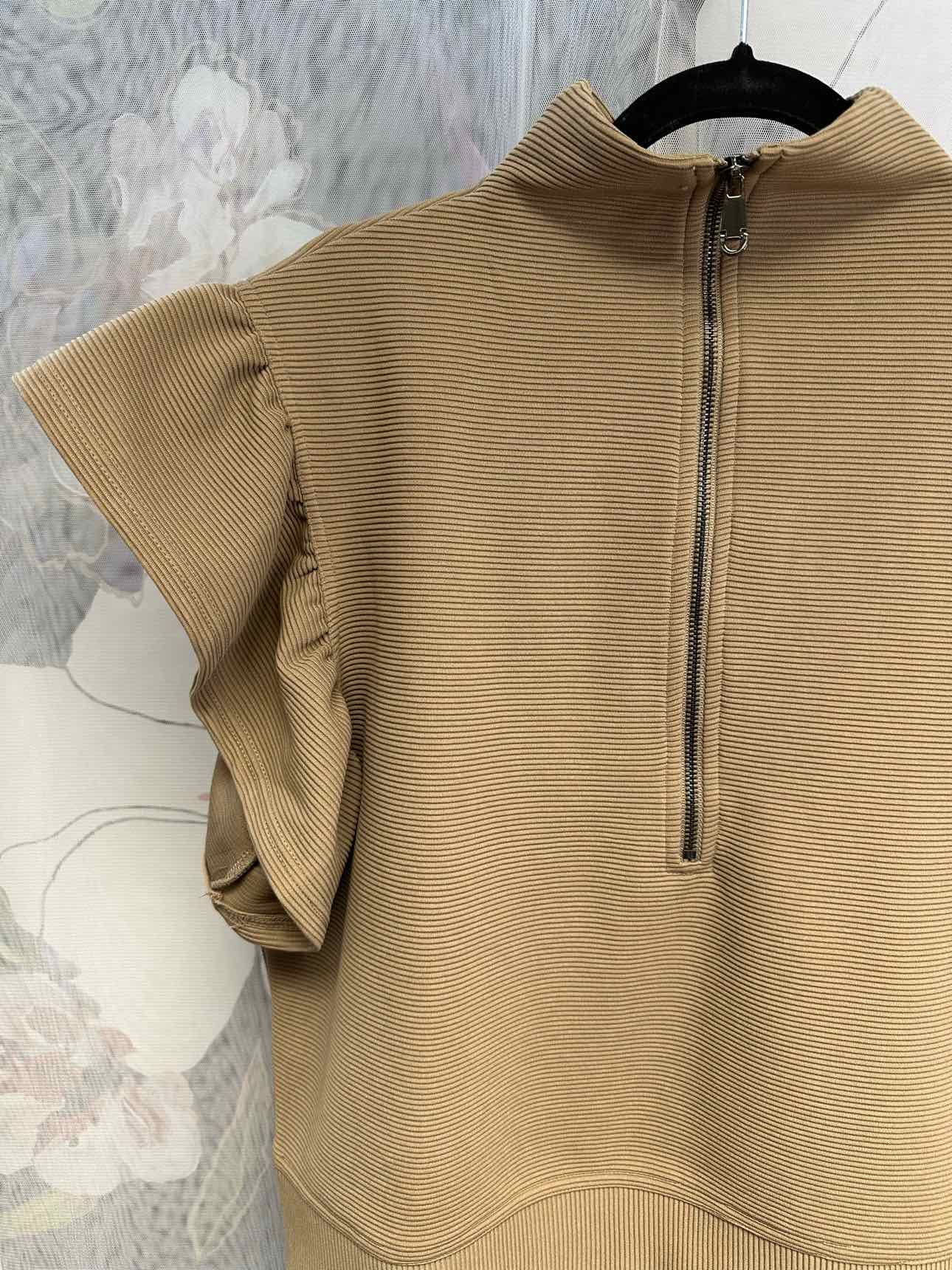 entro NEW NWT Ribbed Zip Up Mock Neck Ruffle Short Sleeve Size Large Brown Top