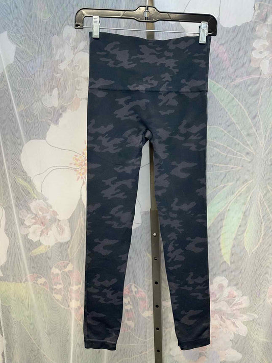 Spanx Size Medium Grey Camp Print High Waist Leggings Athletics