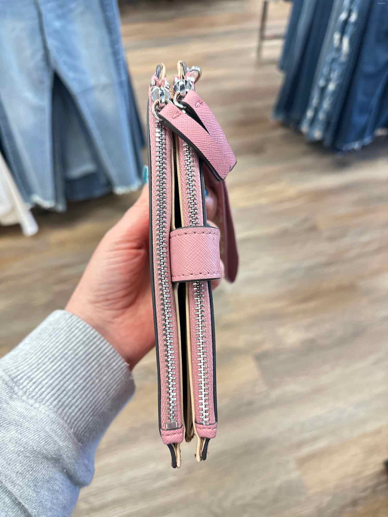 Guess Size Medium Blush Wristlet