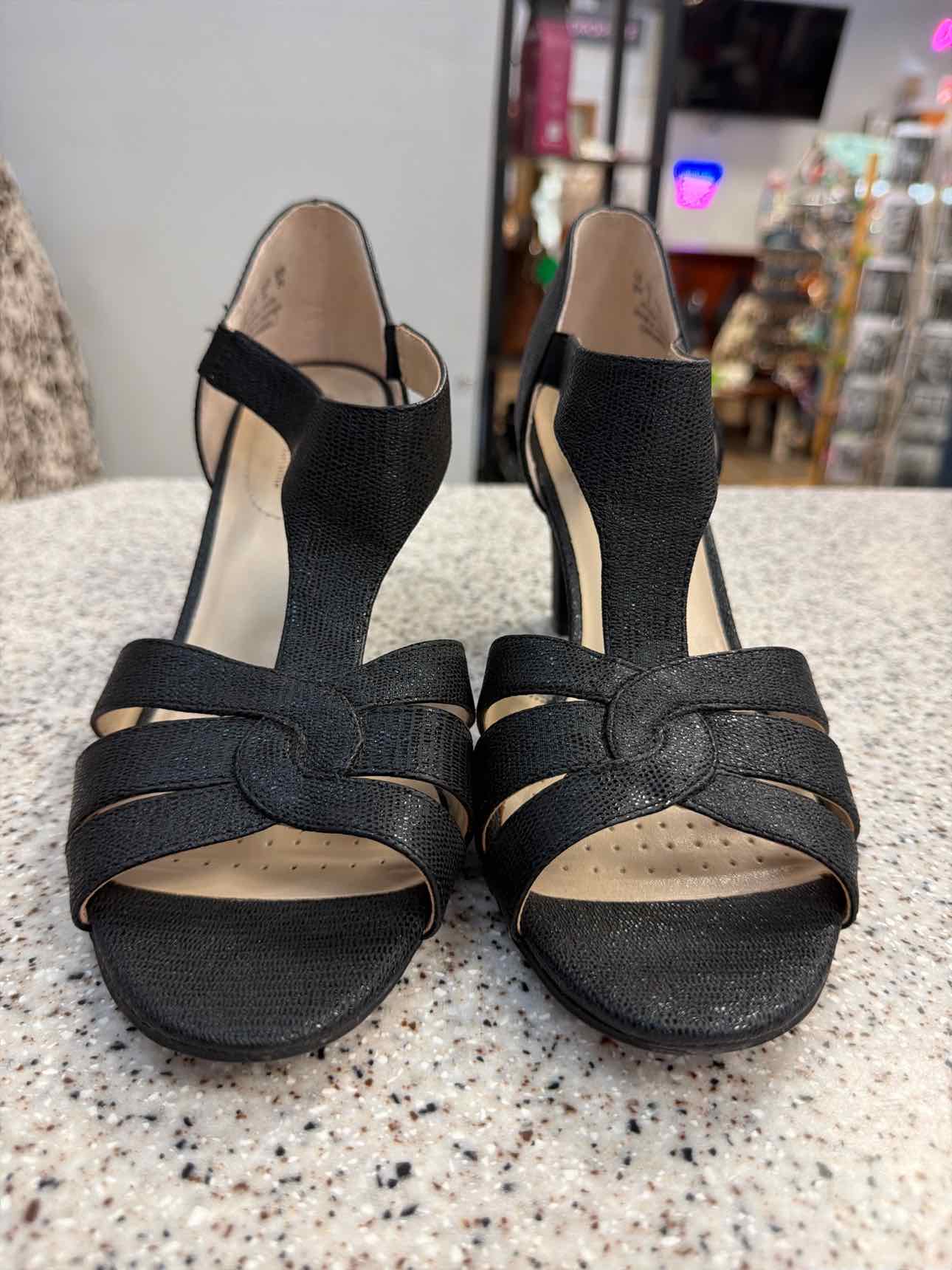 Life Stride Size 9 Strappy Dress Sandals T-Strap Open Toe Block Black sandal