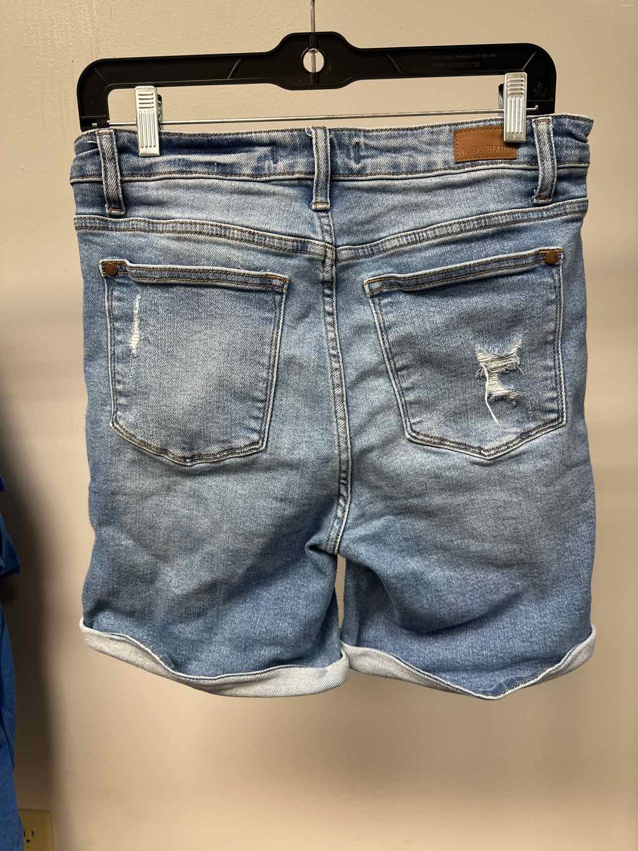 Judy Blue Size Large Medium Wash Shorts