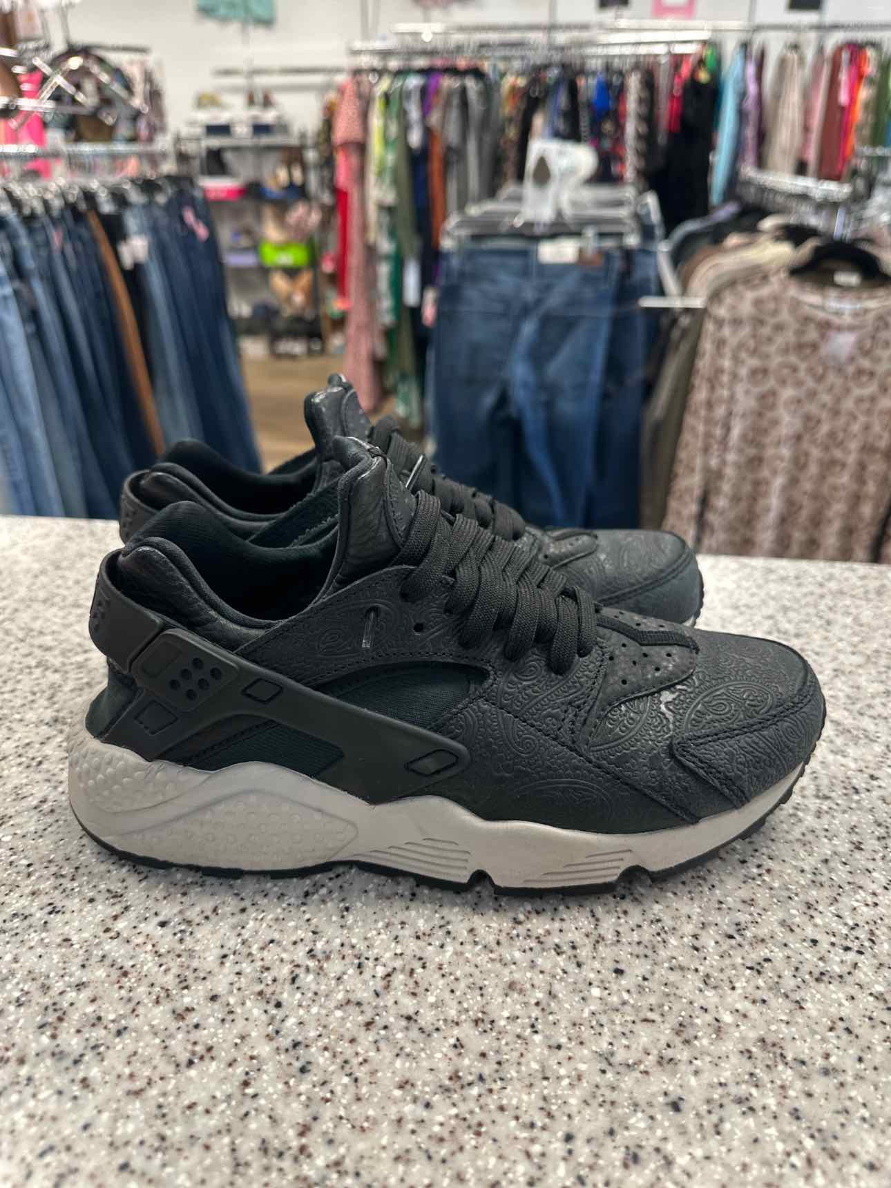 Nike Size 8 Black Shoes