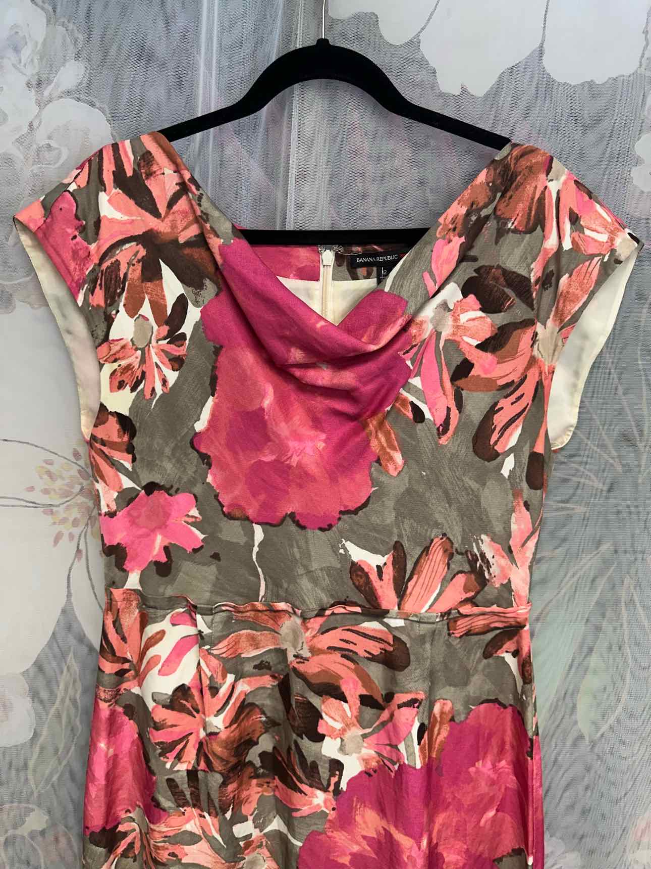 Banana Republic Mad Men Floral Short Sleeve Ruched Neckline Size 12 Pink Dress