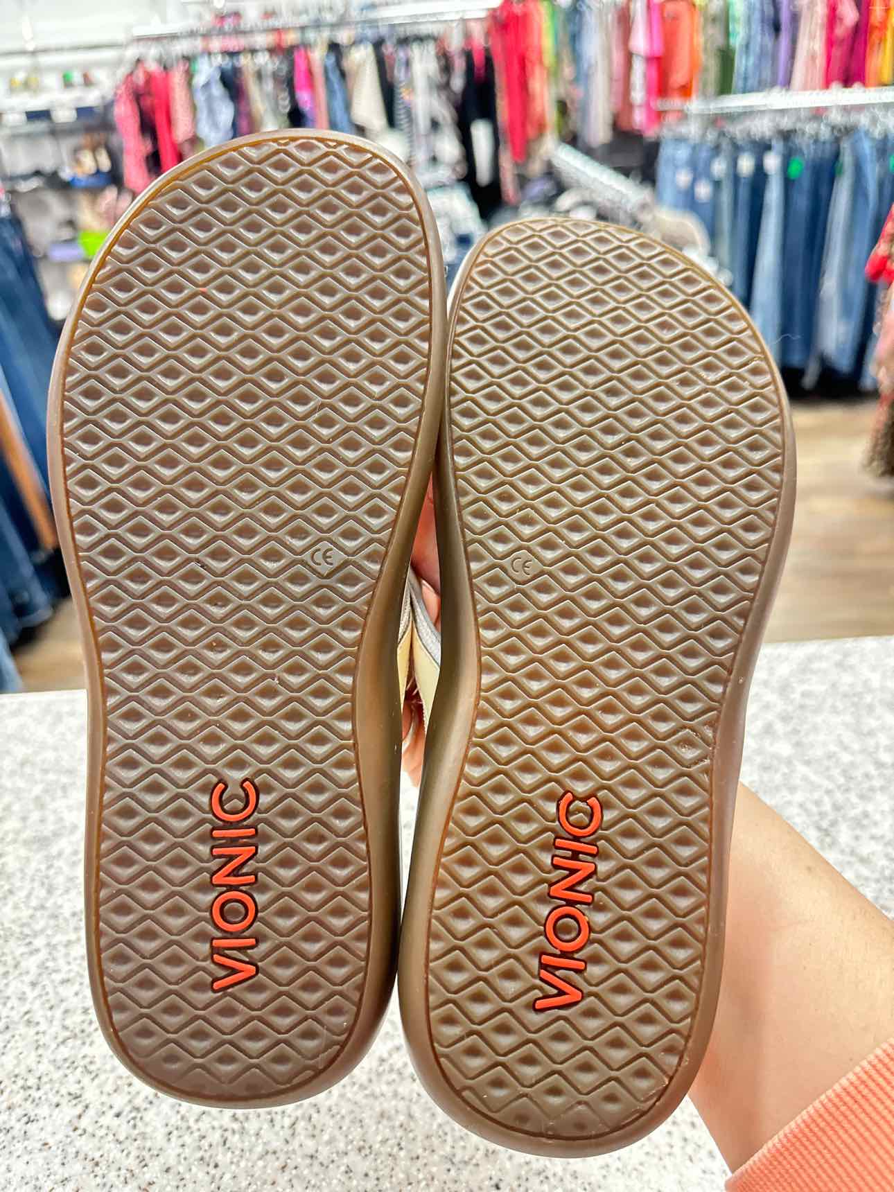 Vionic Size 7 Tan sandal