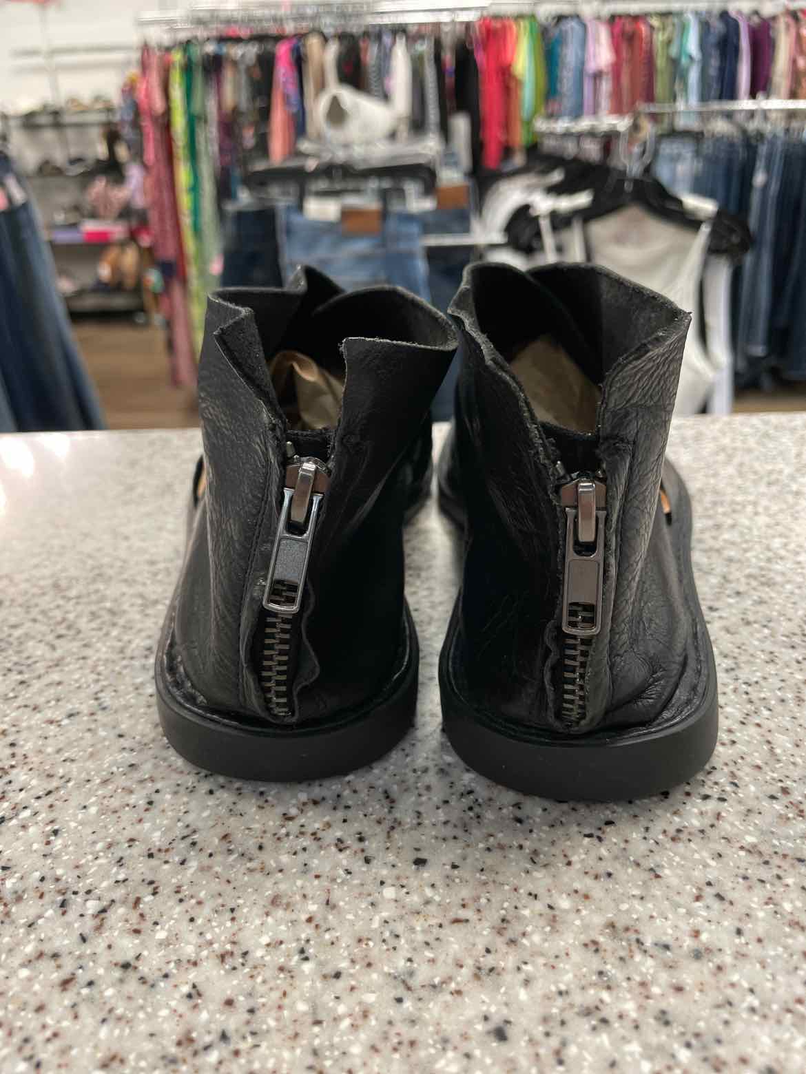 BORN Size 8 Black sandal