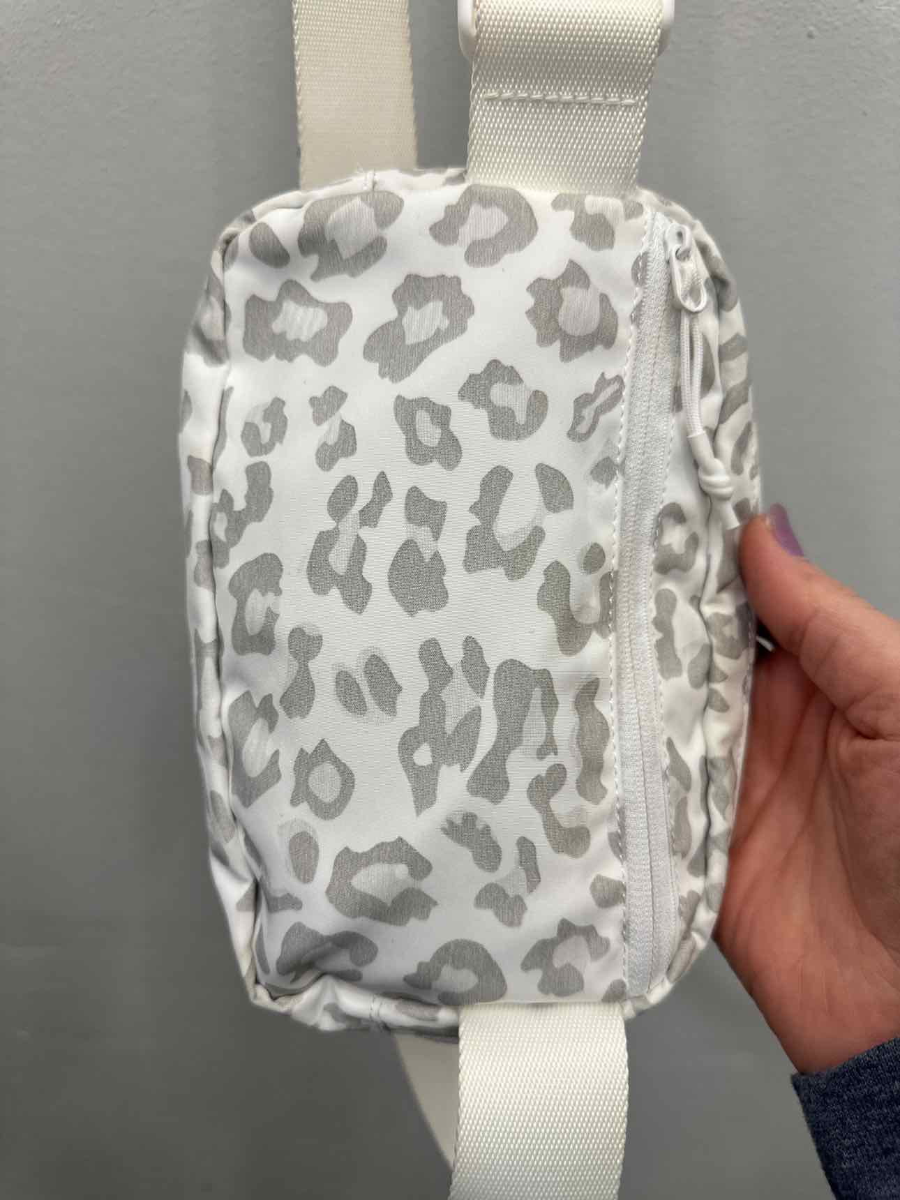 Unbranded Size Small White/Gray Handbags