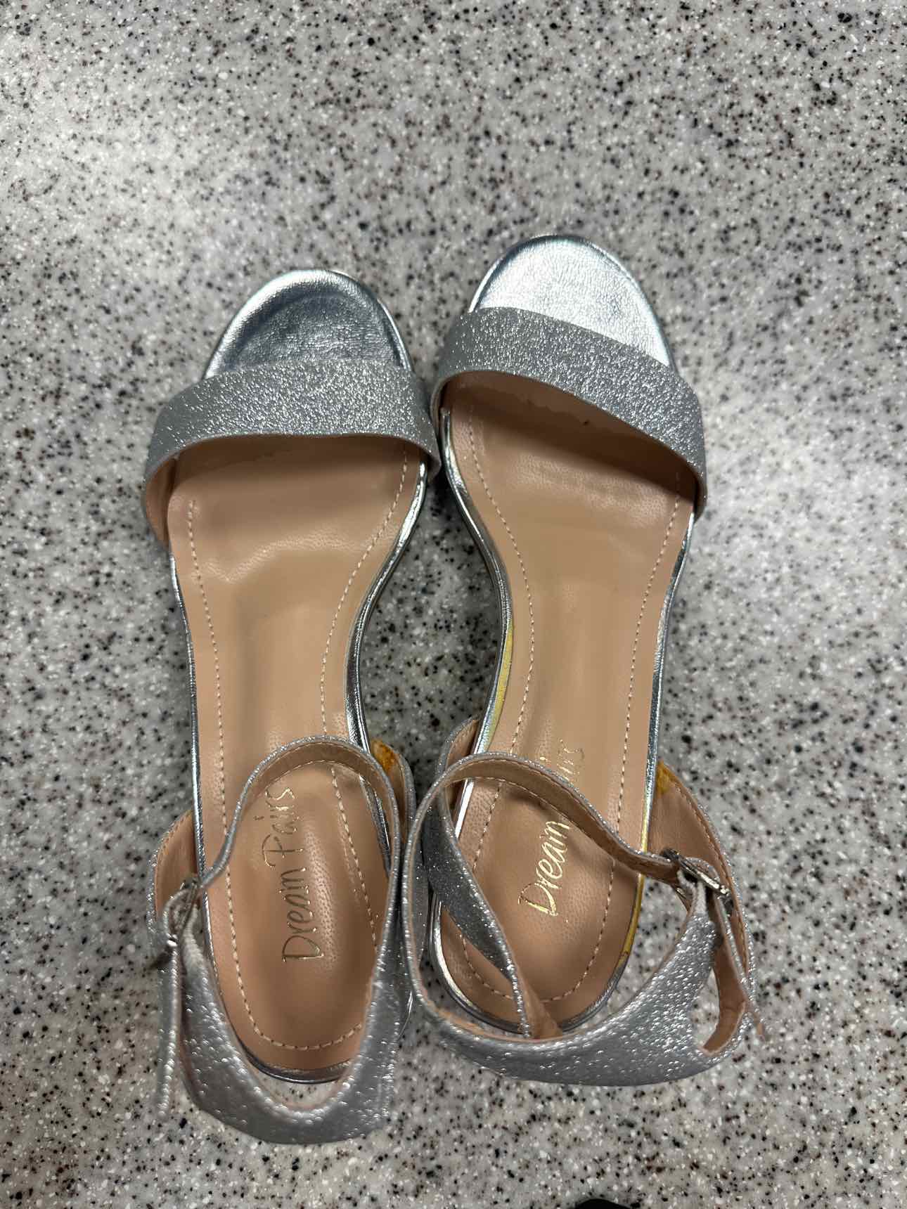 Dream Pairs Size 7 1/2 Silver sandal