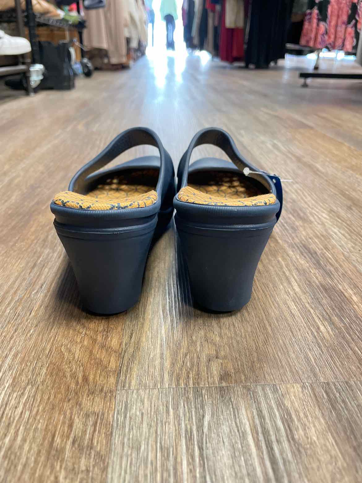 Crocs Size 8 Navy Shoes