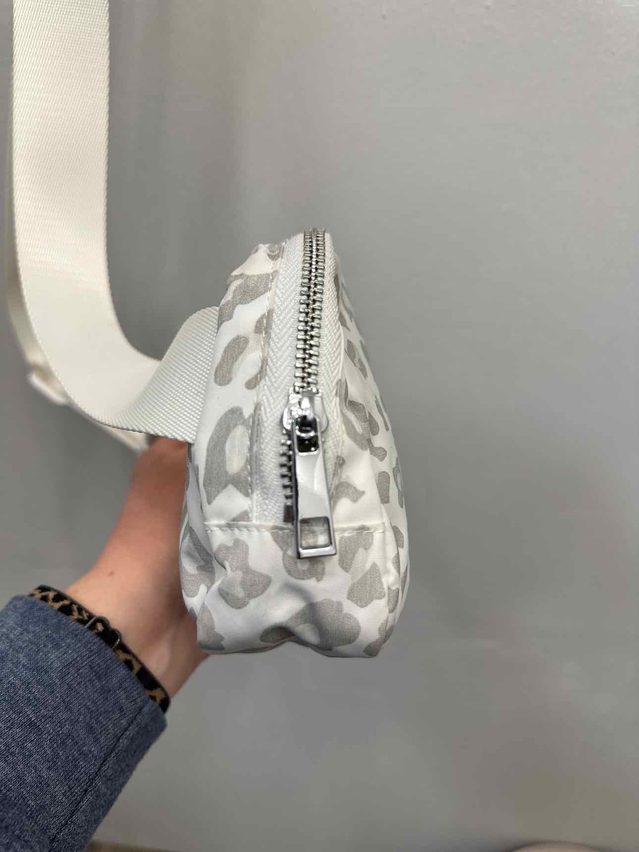 Unbranded Size Small White/Gray Handbags