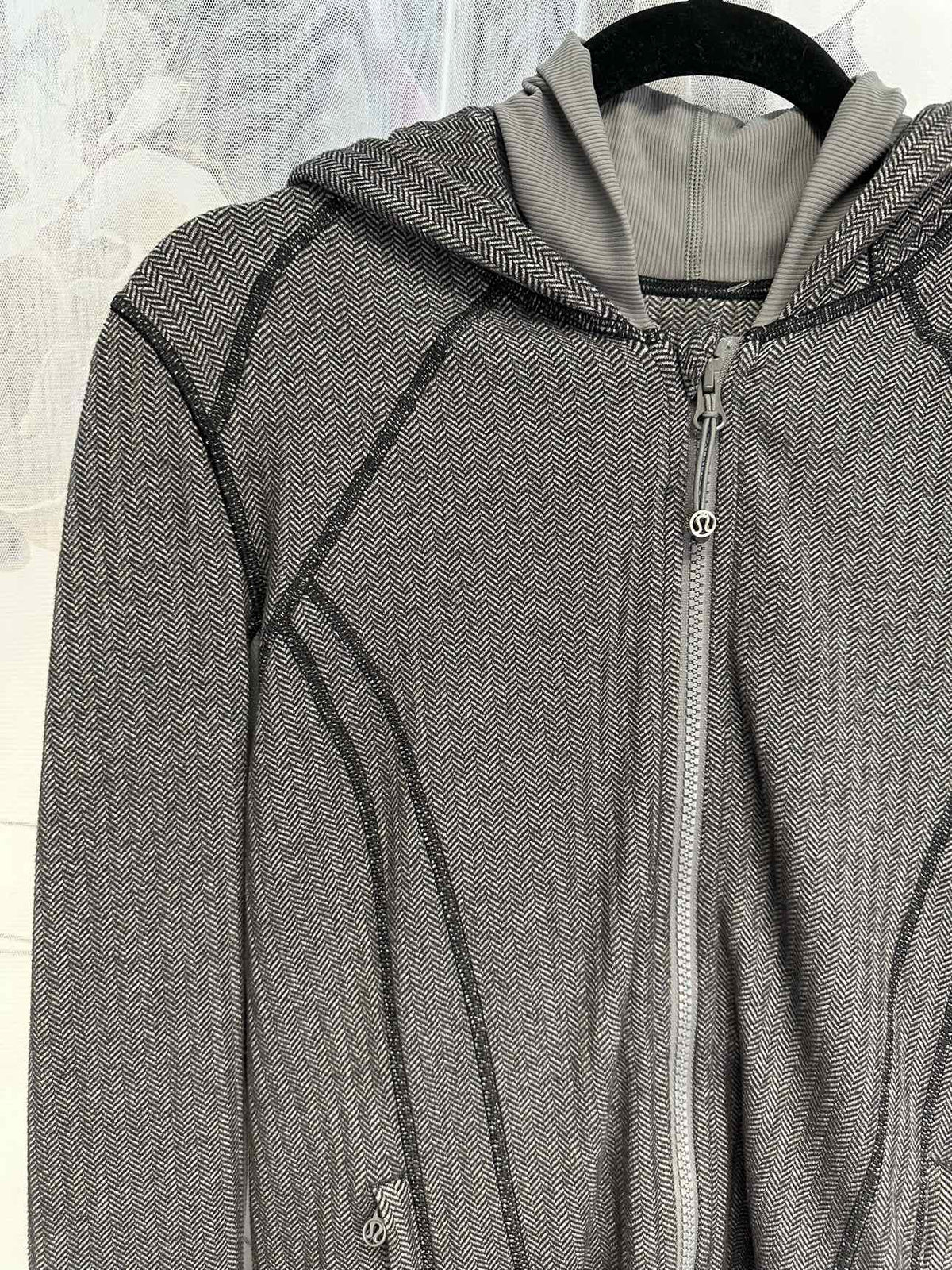 Lululemon Define Heathered Chevron Long Sleeve Zip Up Size 8 Grey Hoodie