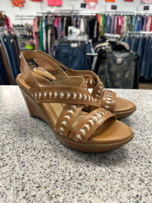 NATURALIZER Size 9 Camel sandal