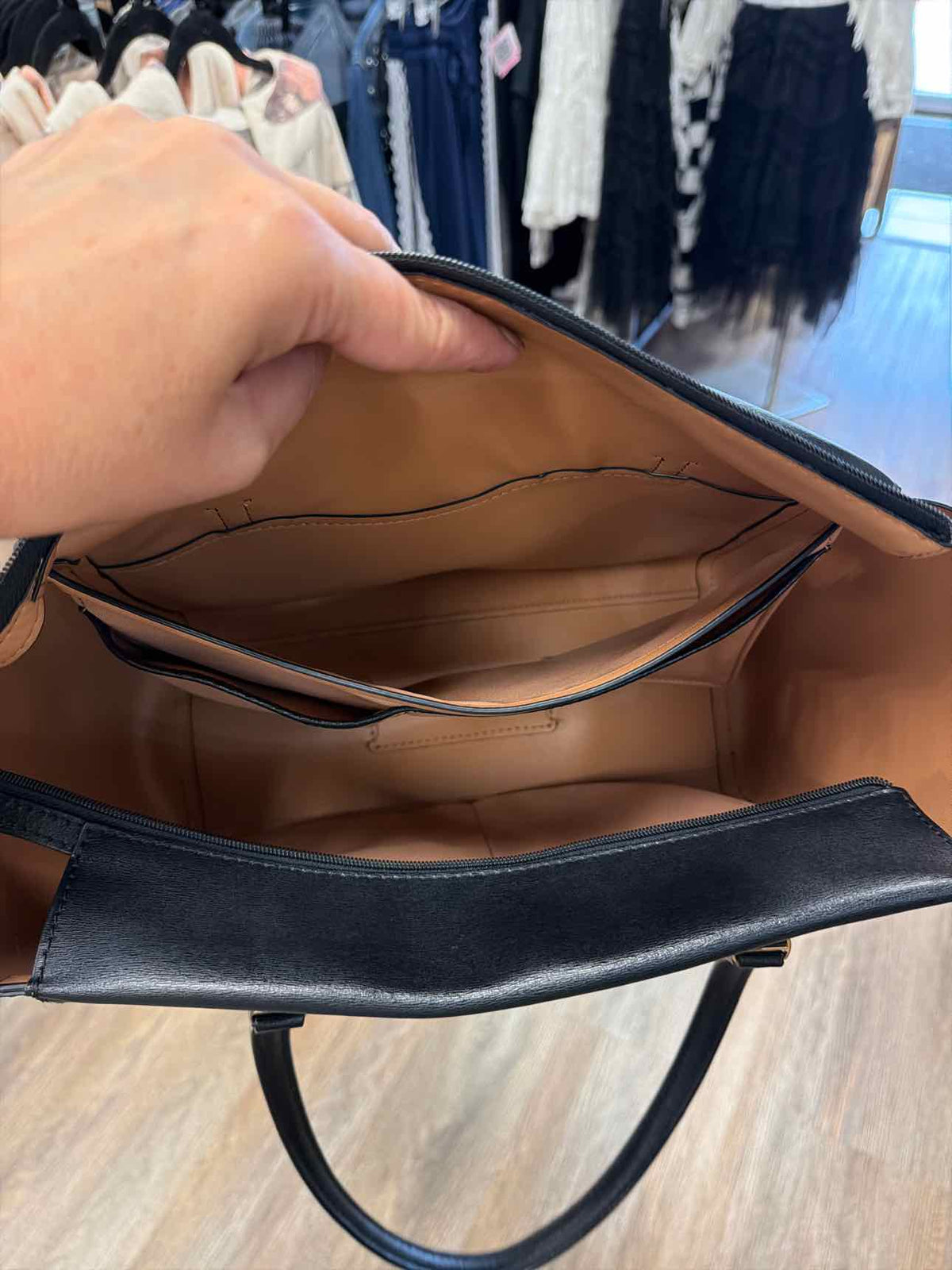 Tory Burch Size Medium Black Handbags