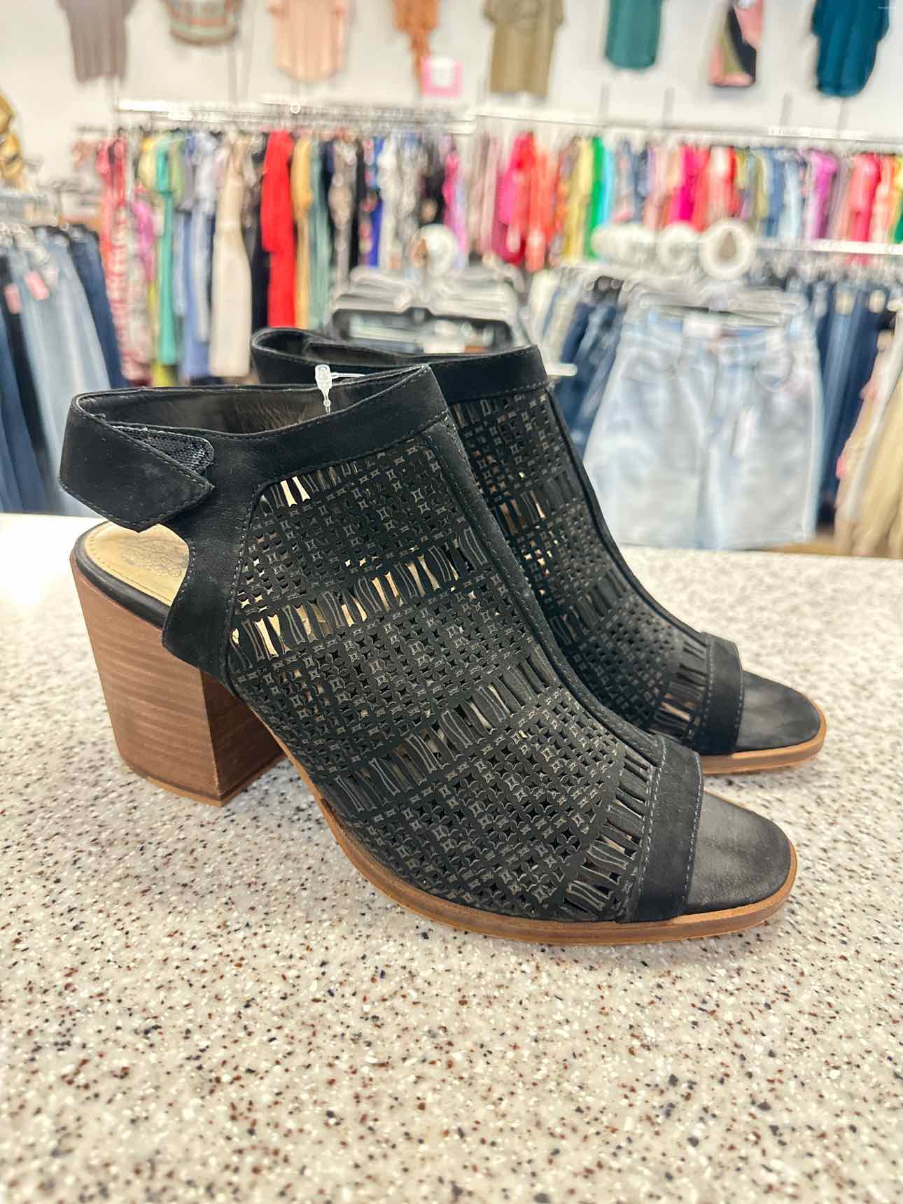 Vince Camuto Size 8 Keannie Lazercut Stacked Heel Sanda Black Shoes