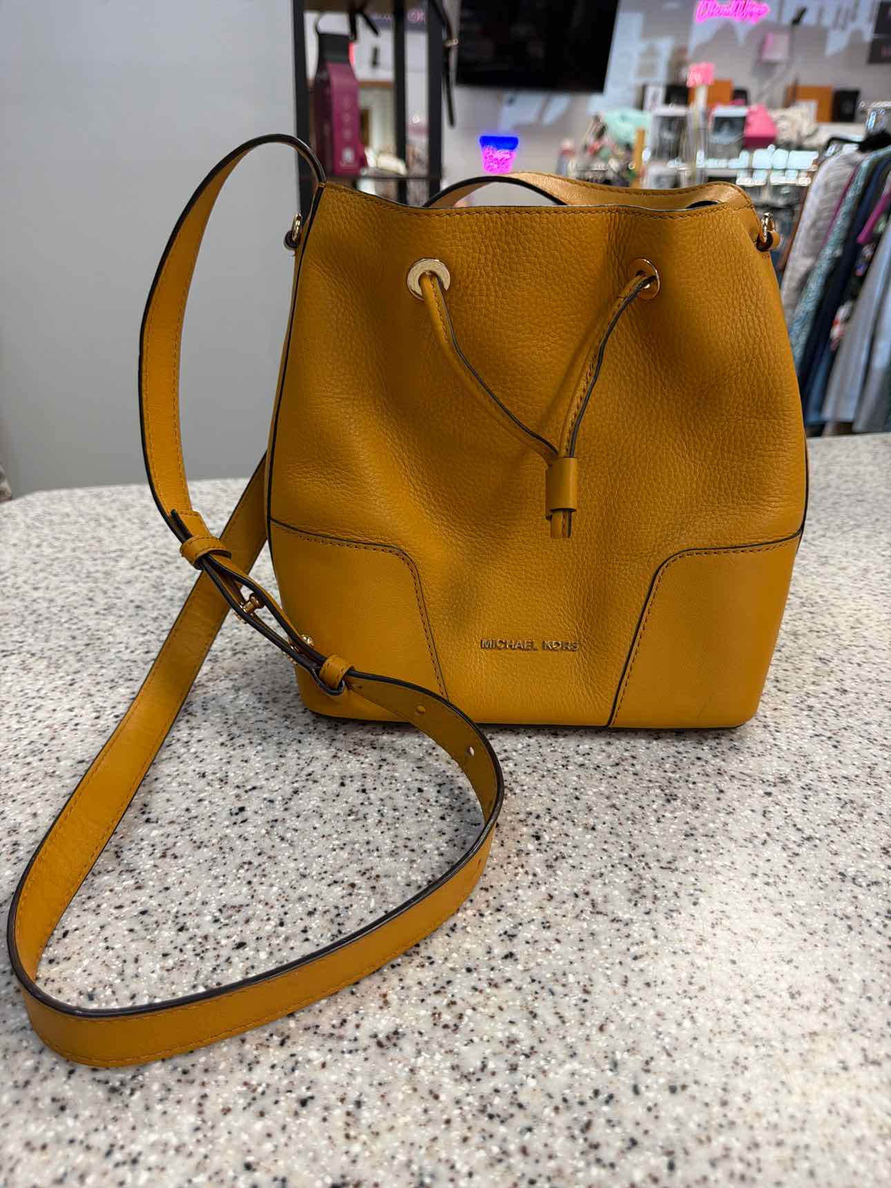 MICHAEL KORS Mercer Gallery Mustard Pebbled Leather Bucket Shoulder Handbags