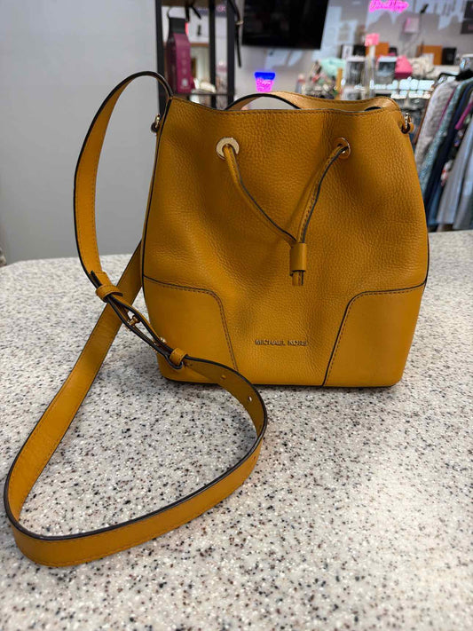 MICHAEL KORS Mercer Gallery Mustard Pebbled Leather Bucket Shoulder Handbags