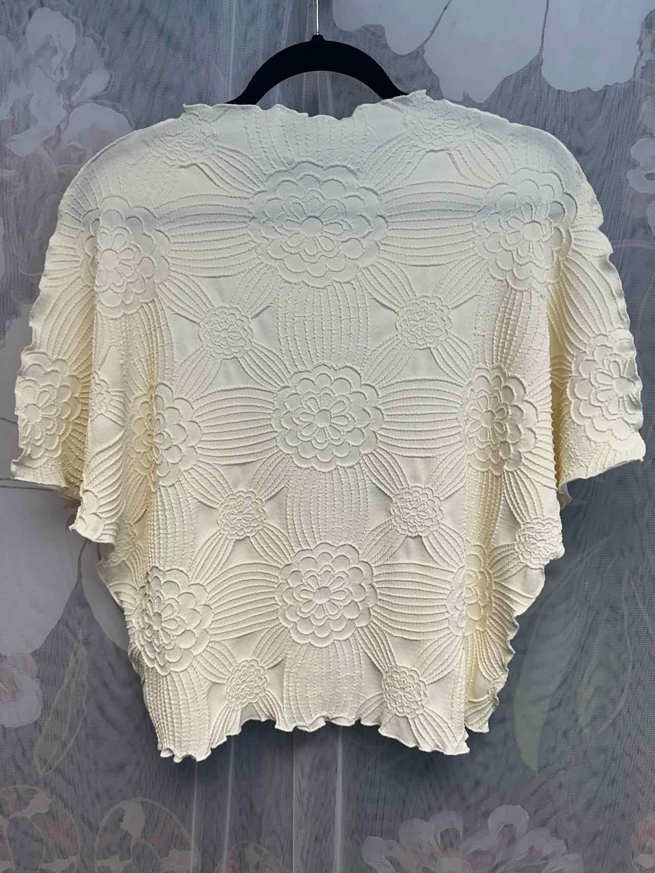 Leo & Ugo Floral Textured Short Sleeve Ruffle Lined Hem Size 1 Cream Top