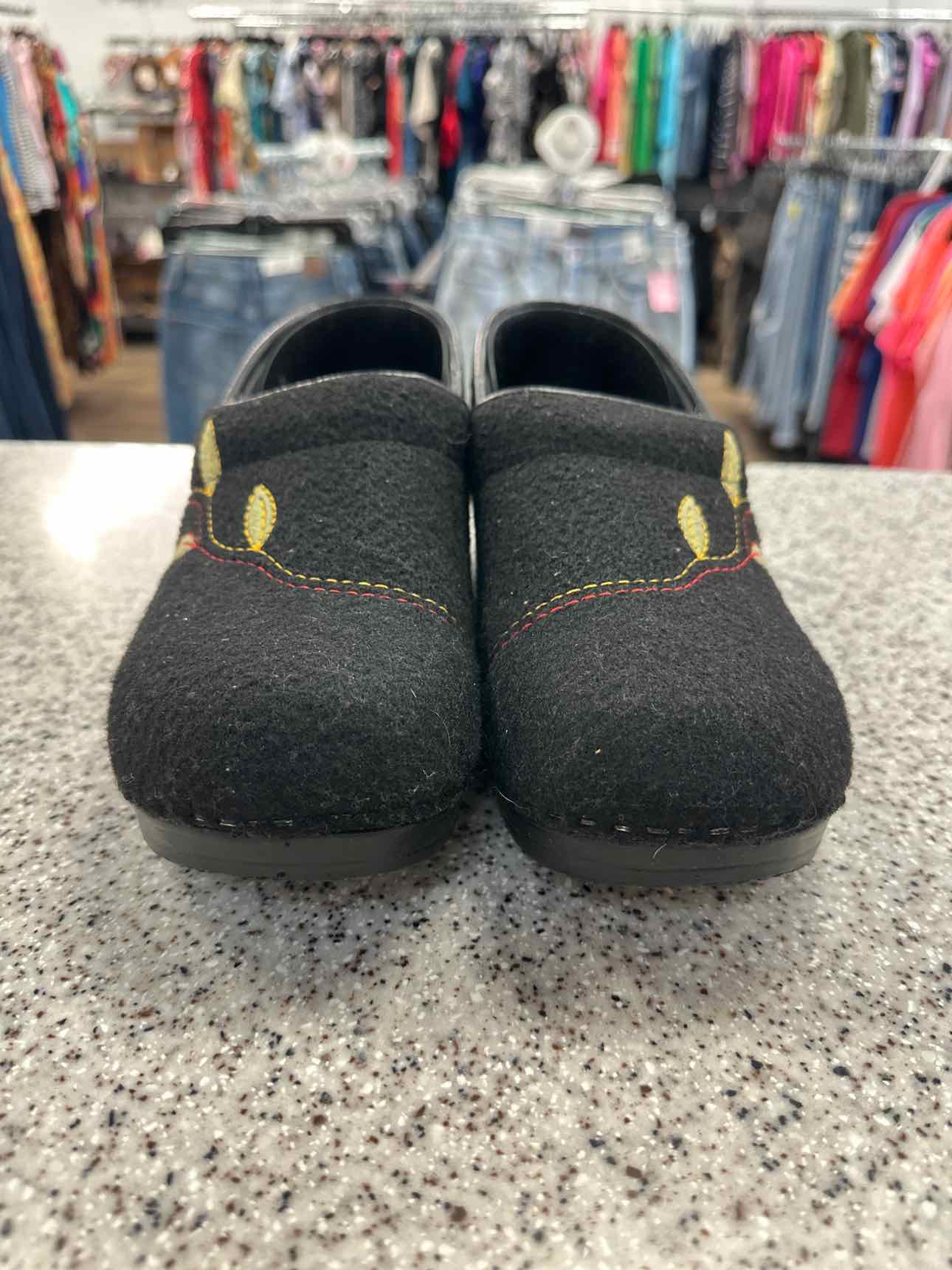 Dansko Size 40 Black Felt Wool Upper Leaf Detail Design Clogs Shoes