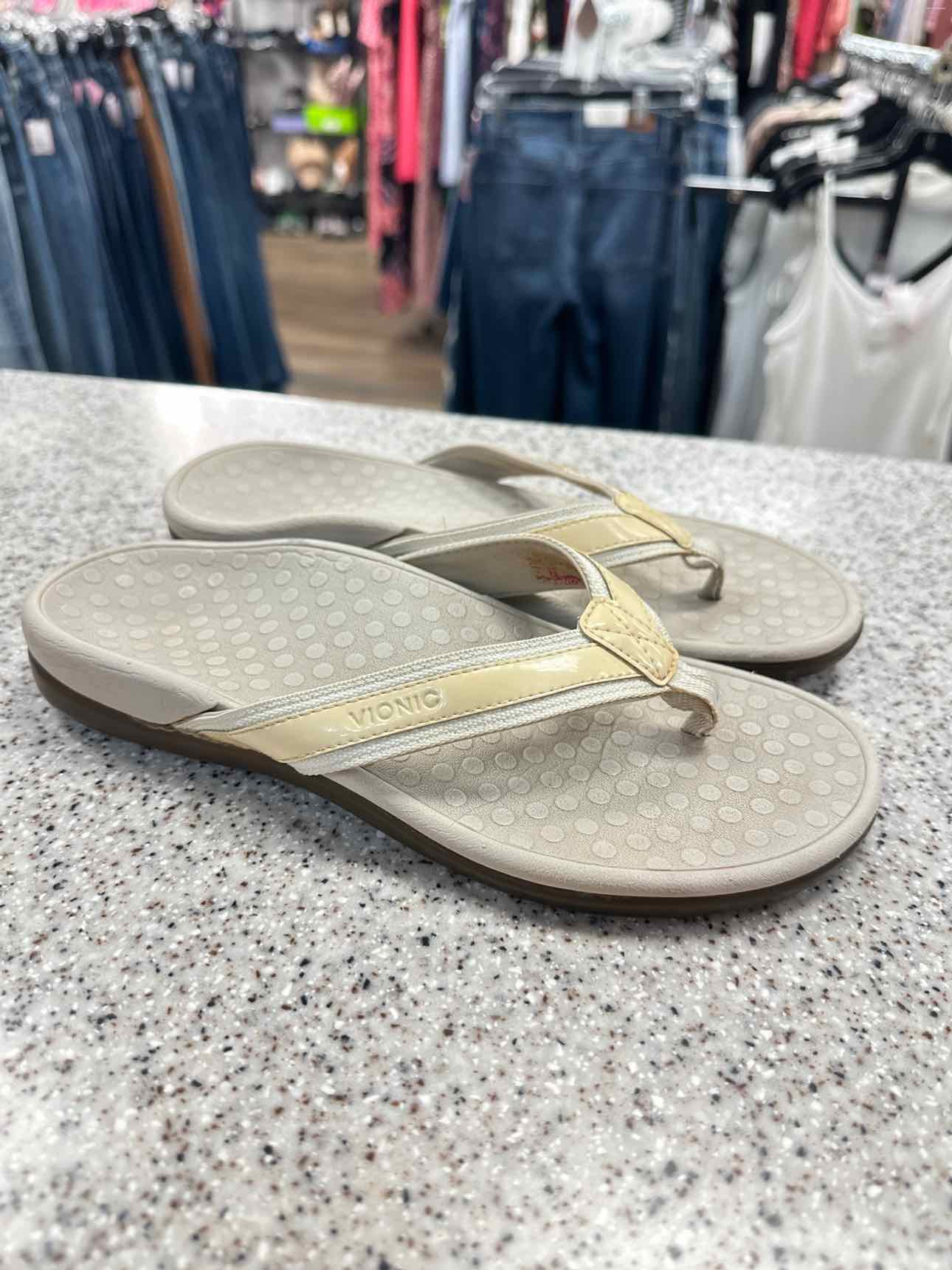 Vionic Size 7 Tan sandal