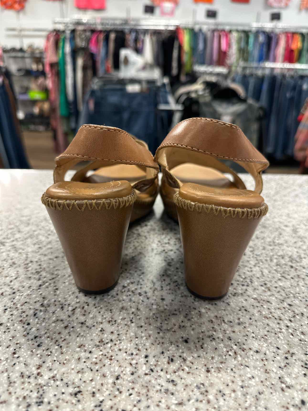 NATURALIZER Size 9 Camel sandal