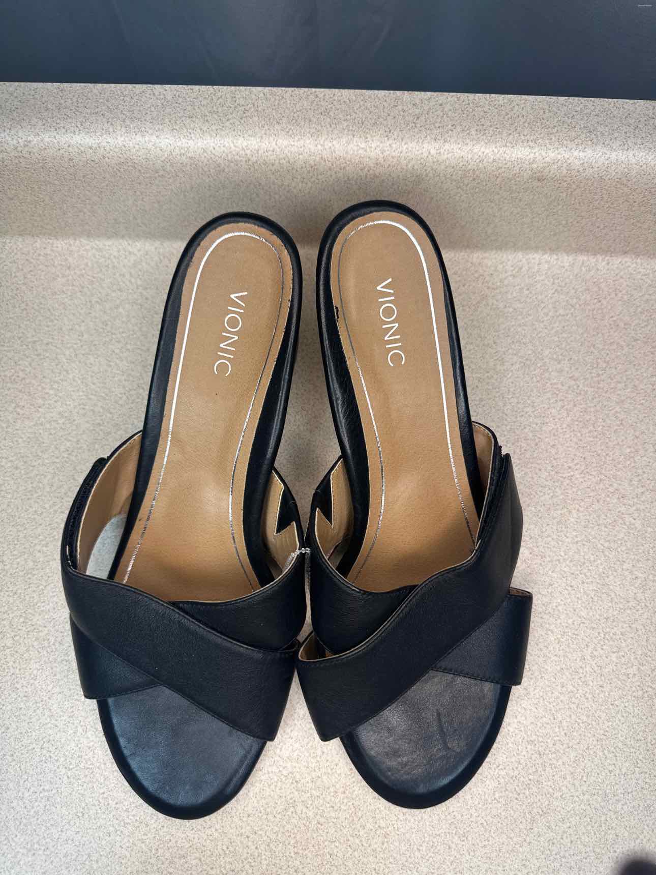 Vionic Size 10 Black sandal