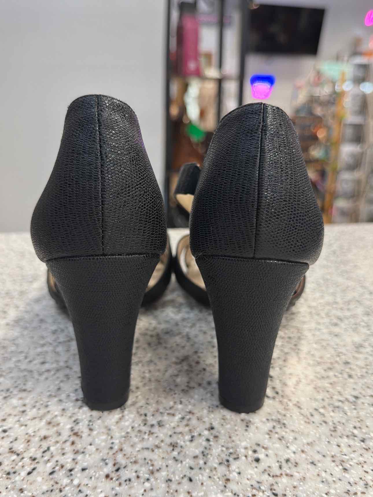 Life Stride Size 9 Strappy Dress Sandals T-Strap Open Toe Block Black sandal