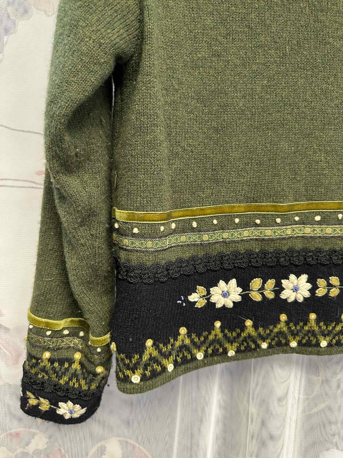 Icelandic Size Small Olive/Black sweat shirt