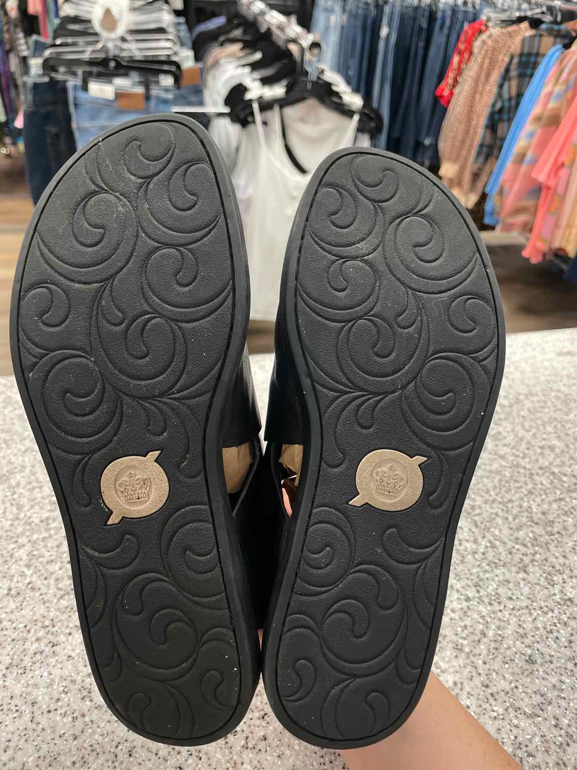 BORN Size 8 Black sandal