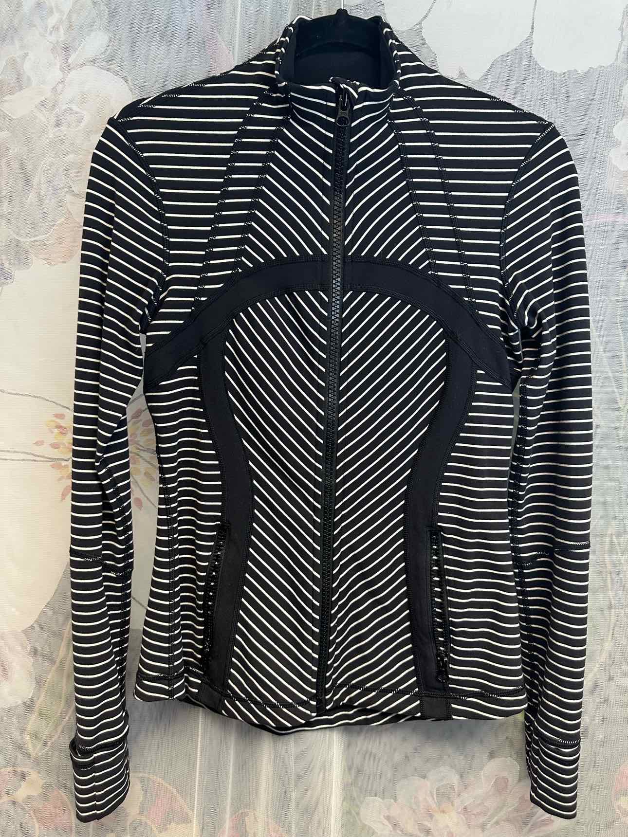 Lululemon Define Striped Zip Up Size 6 Black/white Lightweight Jacket Top