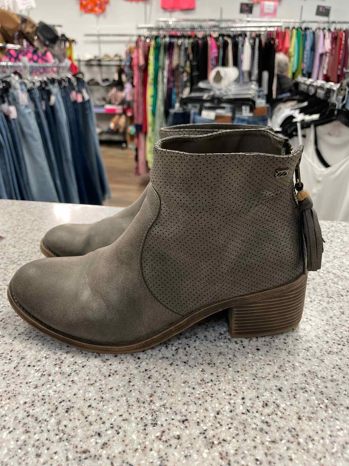 Billabong Size 9 Gray Perforated Booties with Fringe Zipper Pull