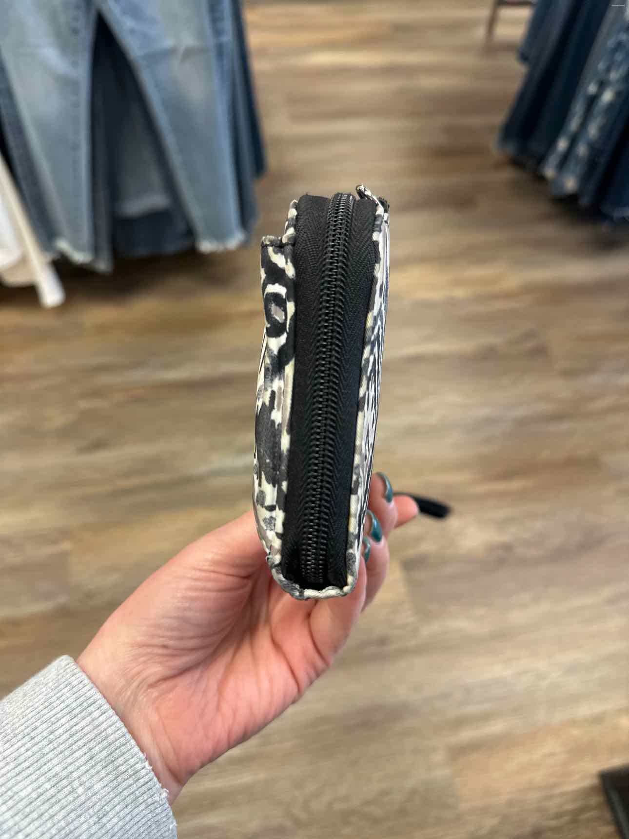 Sakroots Size Large gray/black Wallet