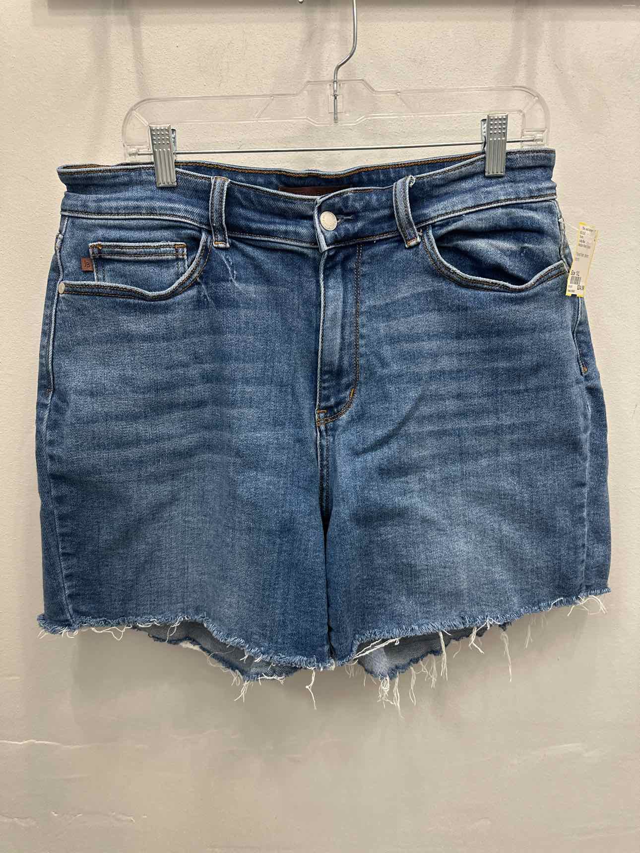 Judy Blue Size 1XL Medium Wash Shorts (Consignment)