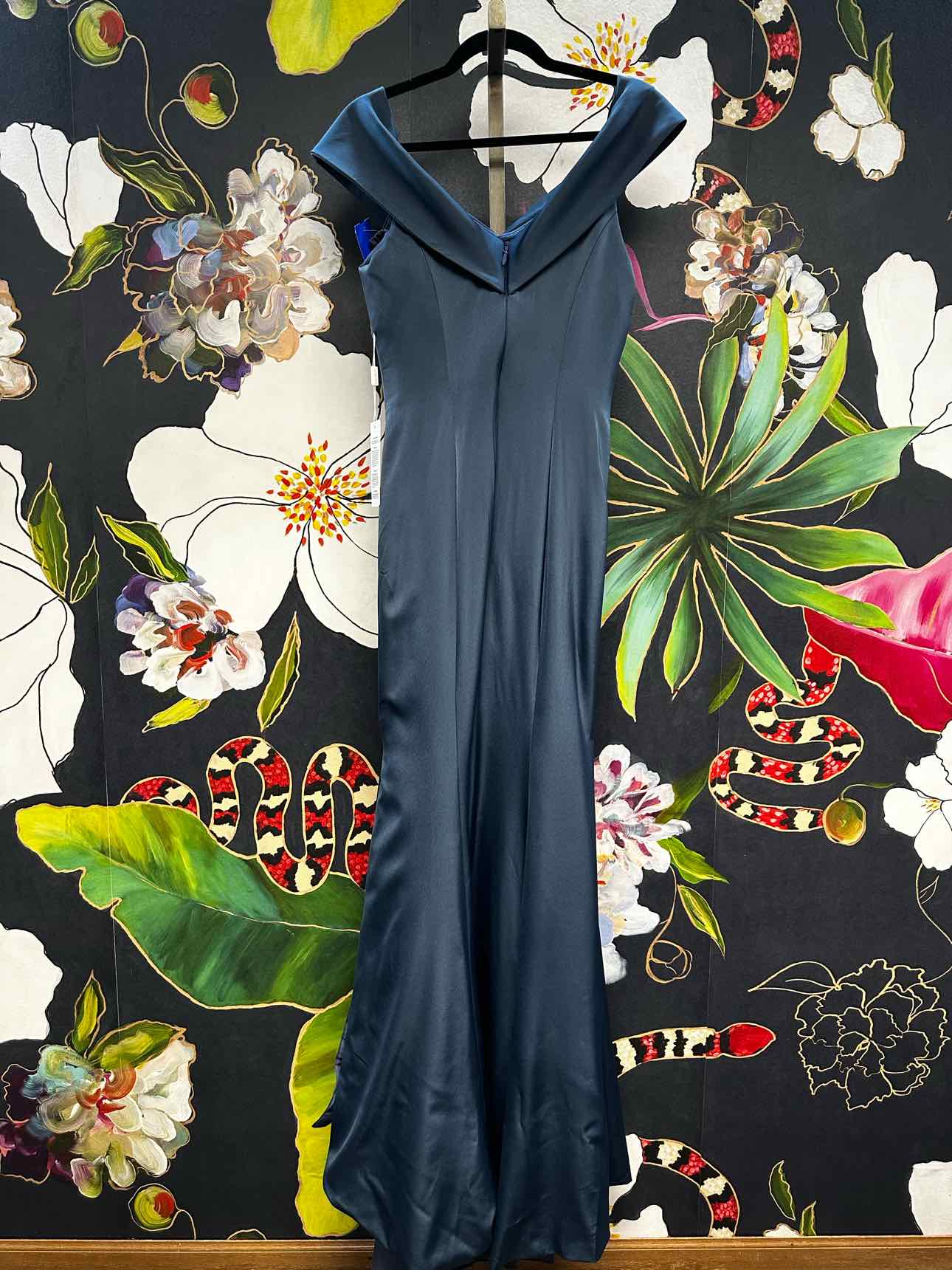 Kiarelys Size 6 Dark Navy Blue Formal Surplice Off Shoulder Gown Dress NEW