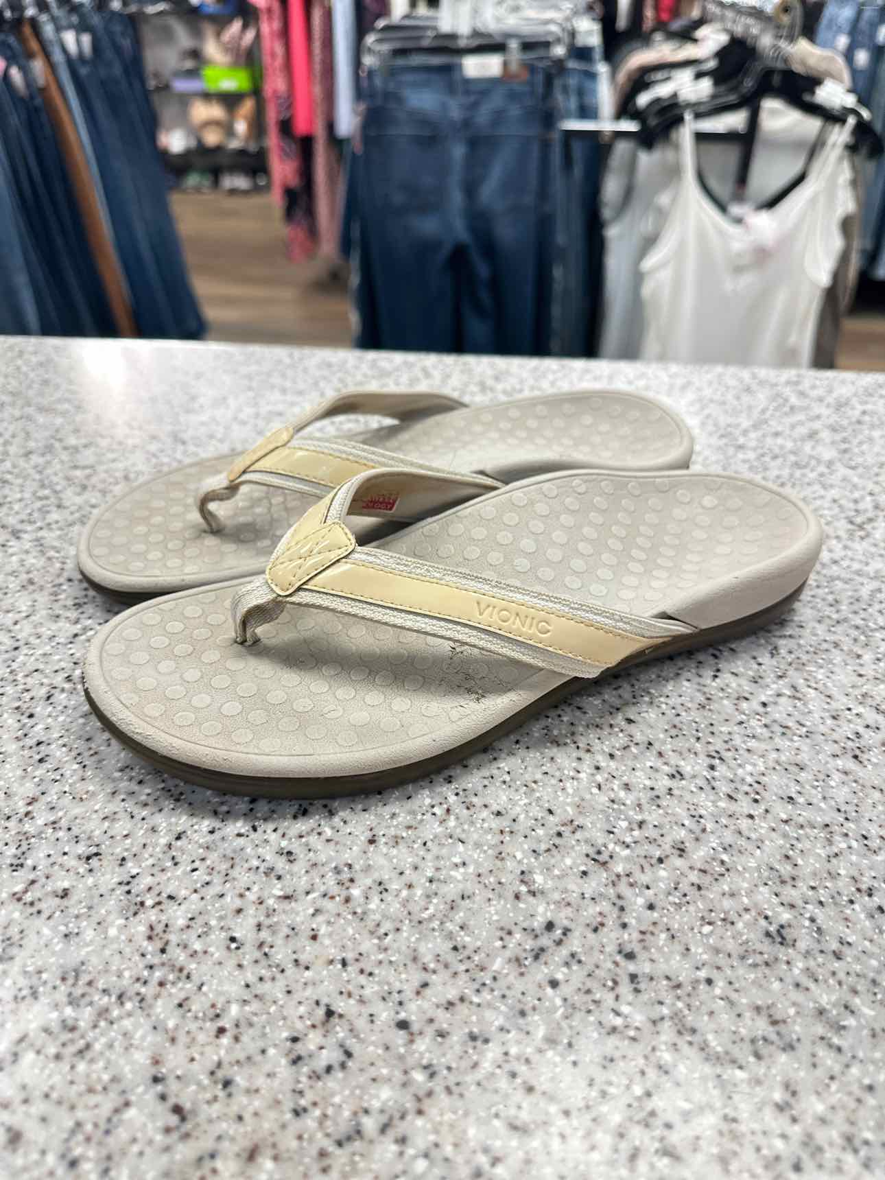 Vionic Size 7 Tan sandal