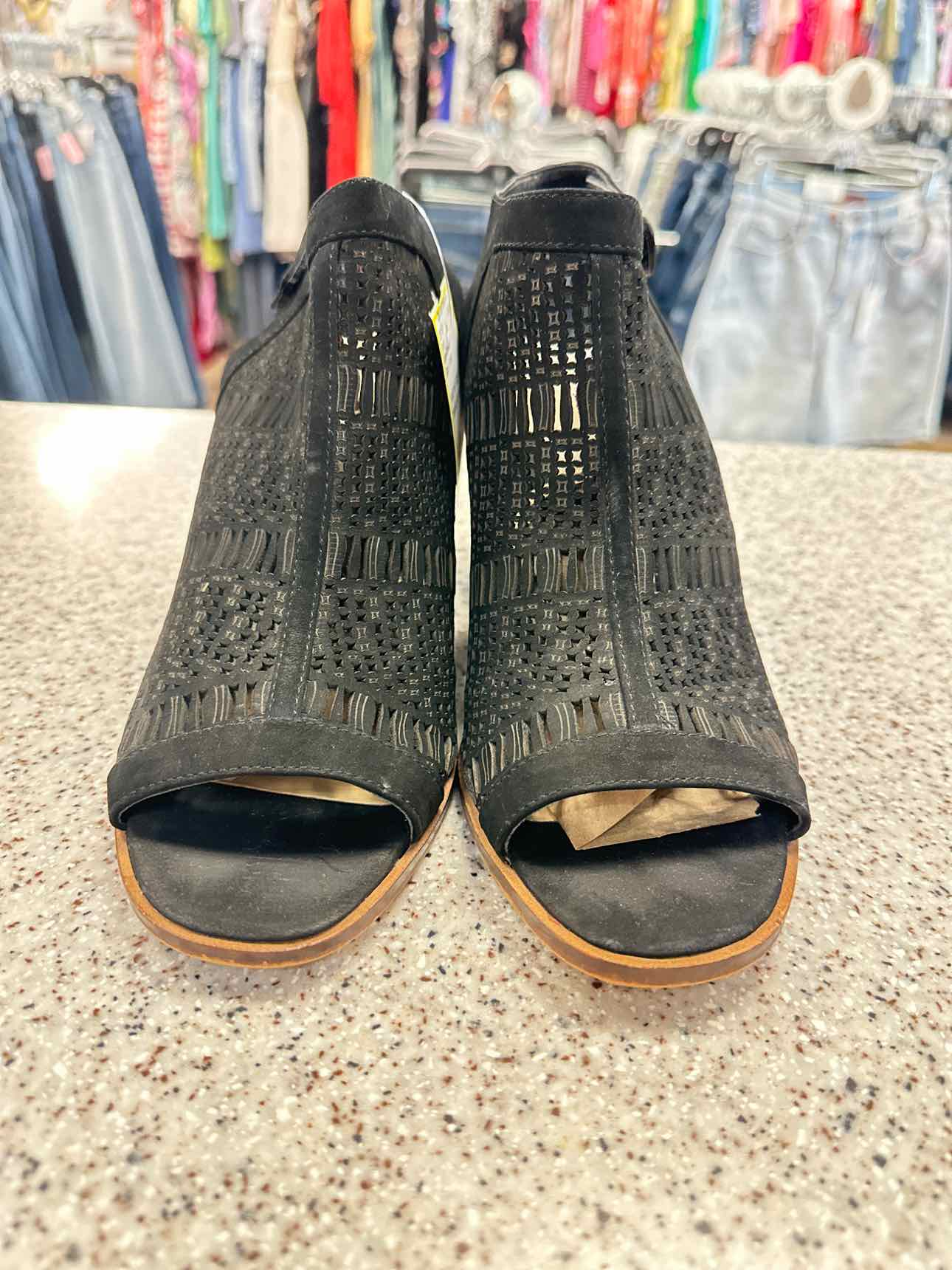 Vince Camuto Size 8 Keannie Lazercut Stacked Heel Sanda Black Shoes