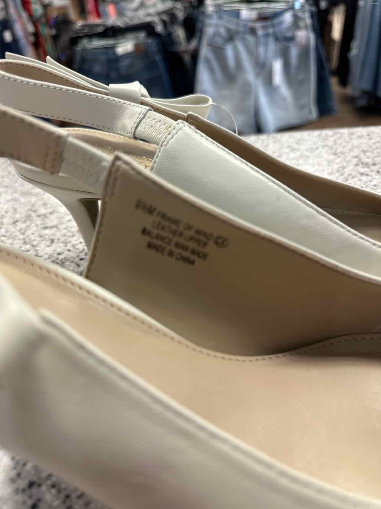 Aerosoles Size 9.5 Off White Leather kitten heel pointed toe Bow Sandals NEW