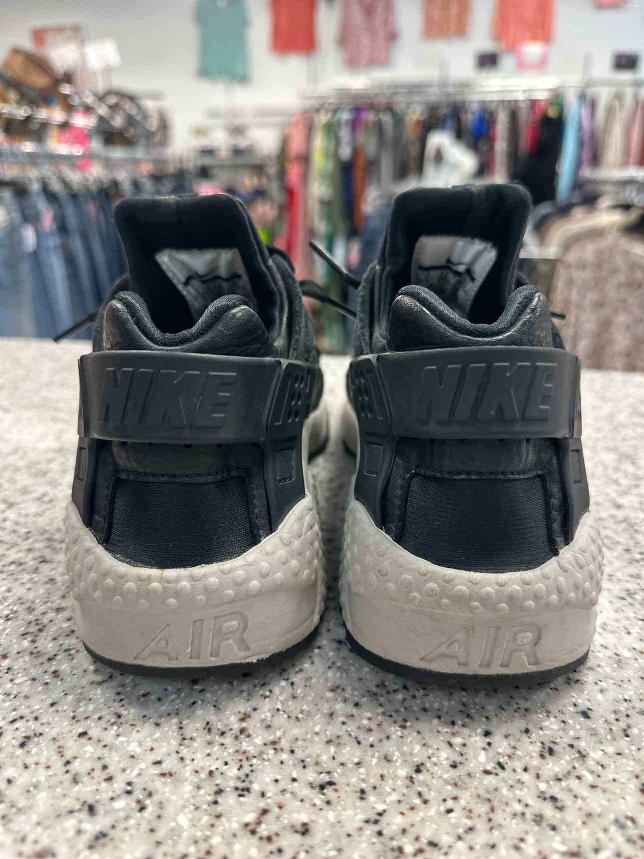 Nike Size 8 Black Shoes