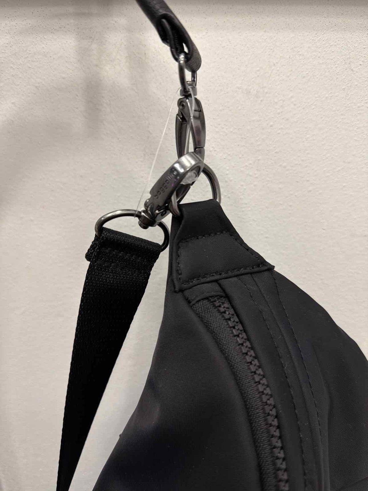 Baggallini Stanton Black Nylon Crossbody Sling Bag NEW