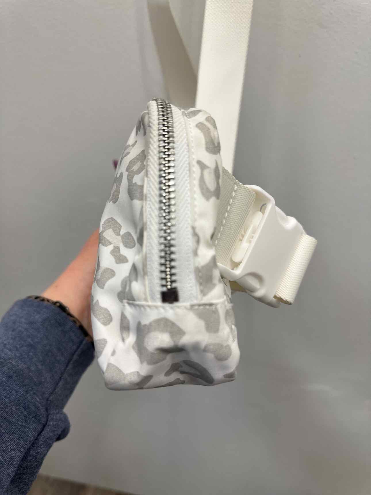 Unbranded Size Small White/Gray Handbags