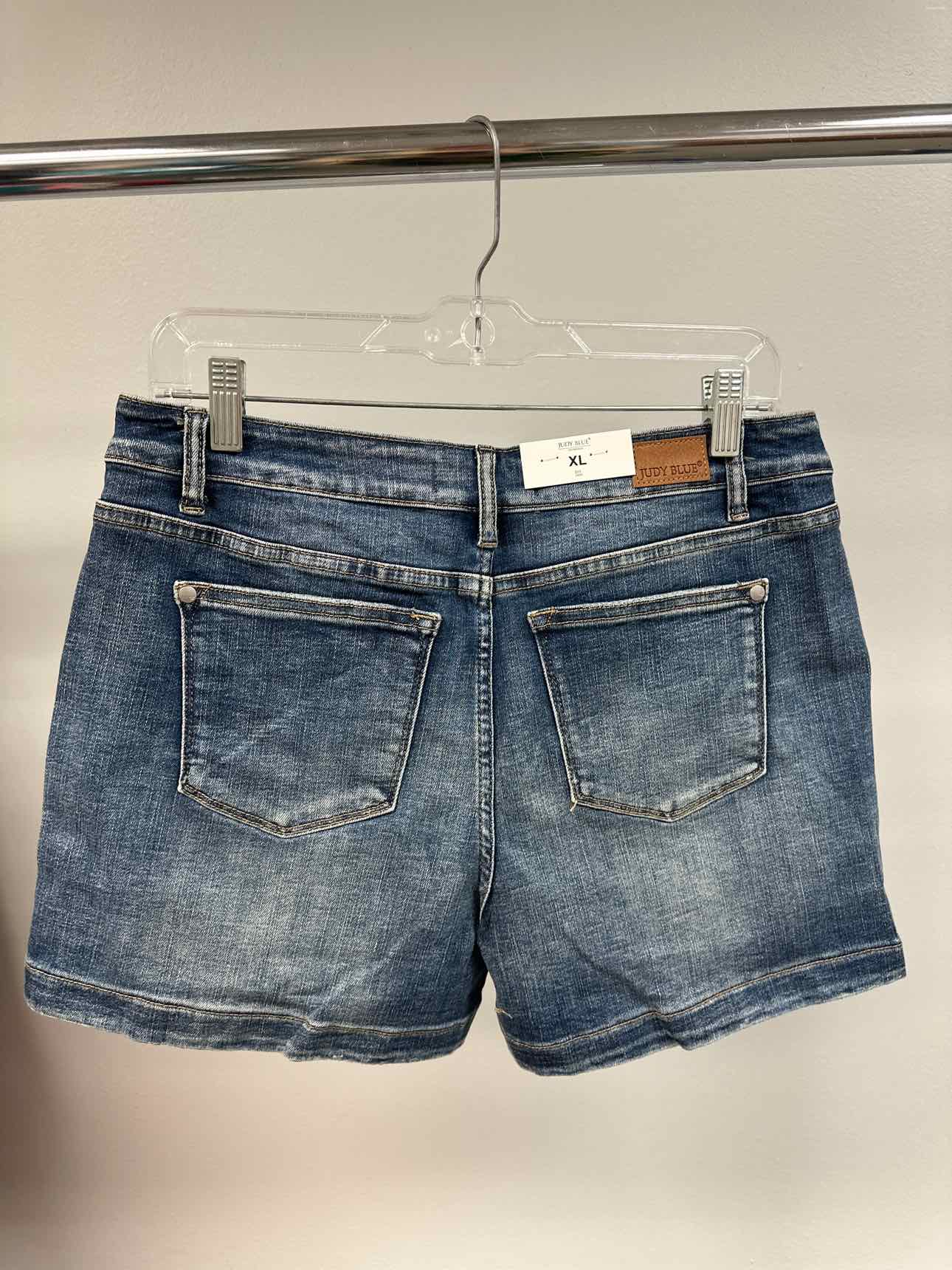 Judy Blue Mid-Rise 1" Hem Cuffed Denim Medium Wash Shorts