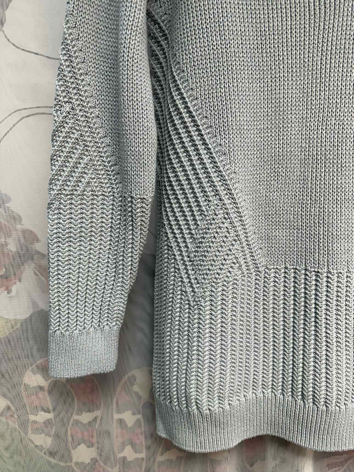 Athleta Teton Heavy Weight V-Neck Size Medium Grey Sweater