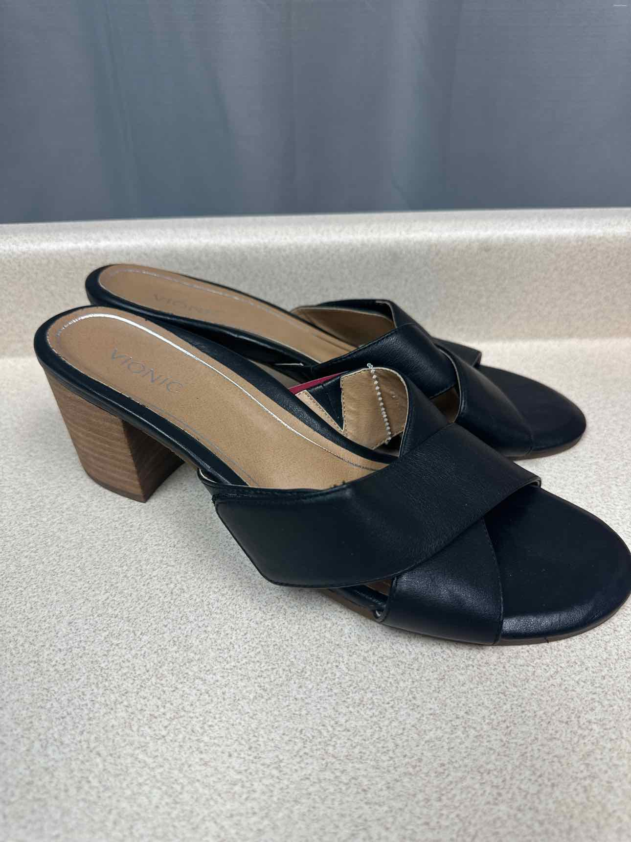 Vionic Size 10 Black sandal