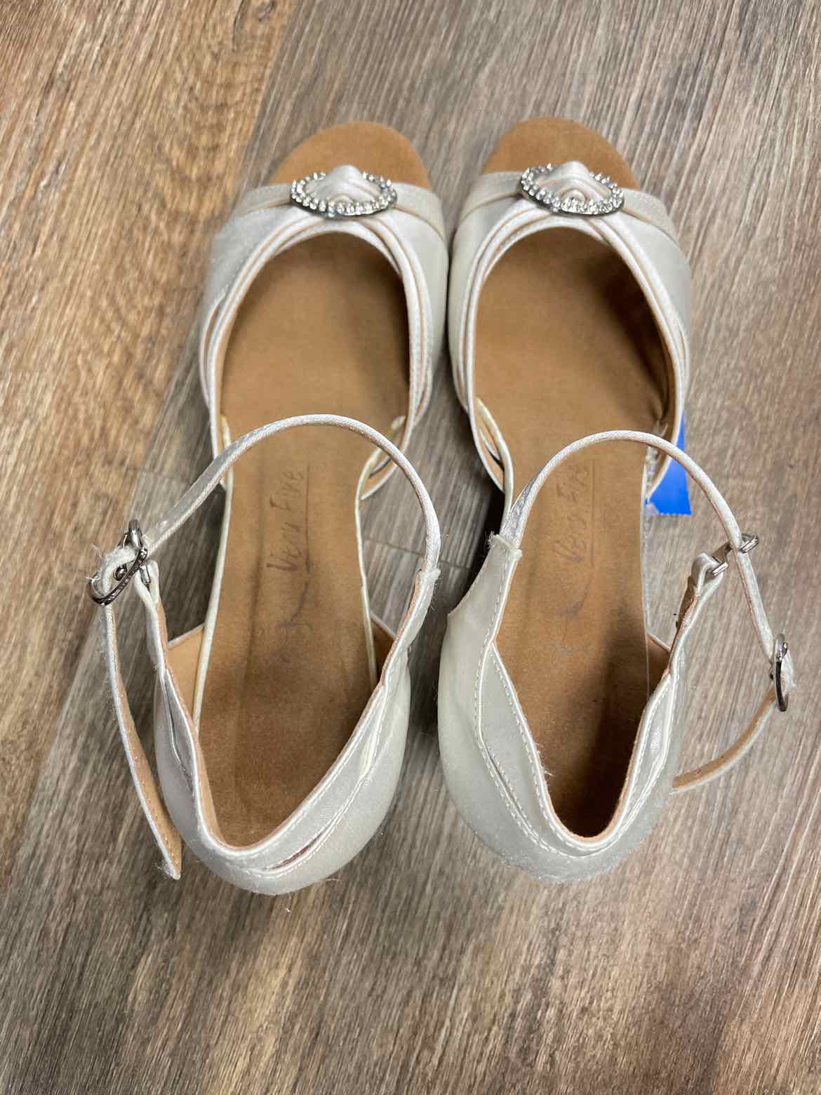 Very Fine Size 8.5 White Shoes